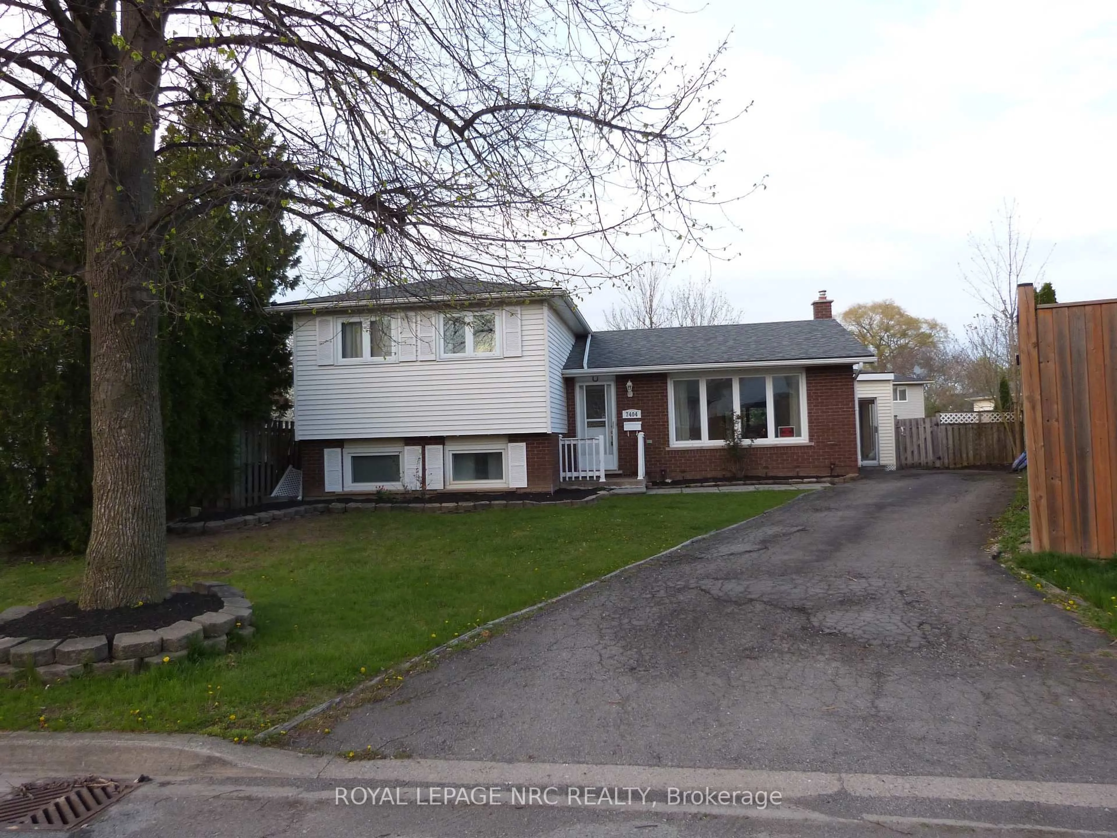 A pic from outside/outdoor area/front of a property/back of a property/a pic from drone, street for 7404 SANDY Crt, Niagara Falls Ontario L2G 7R3