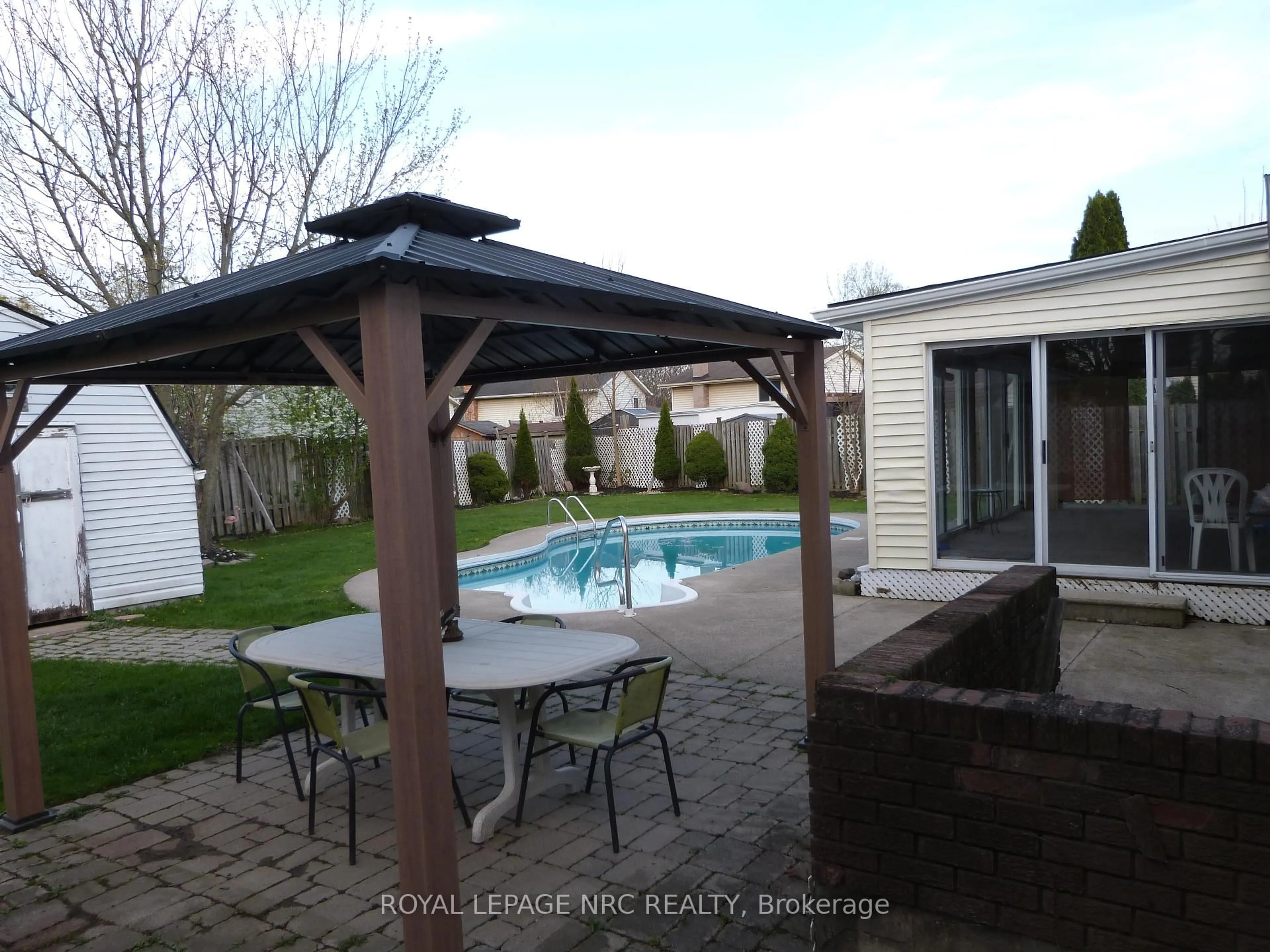 Patio, water/lake/river/ocean view for 7404 SANDY Crt, Niagara Falls Ontario L2G 7R3