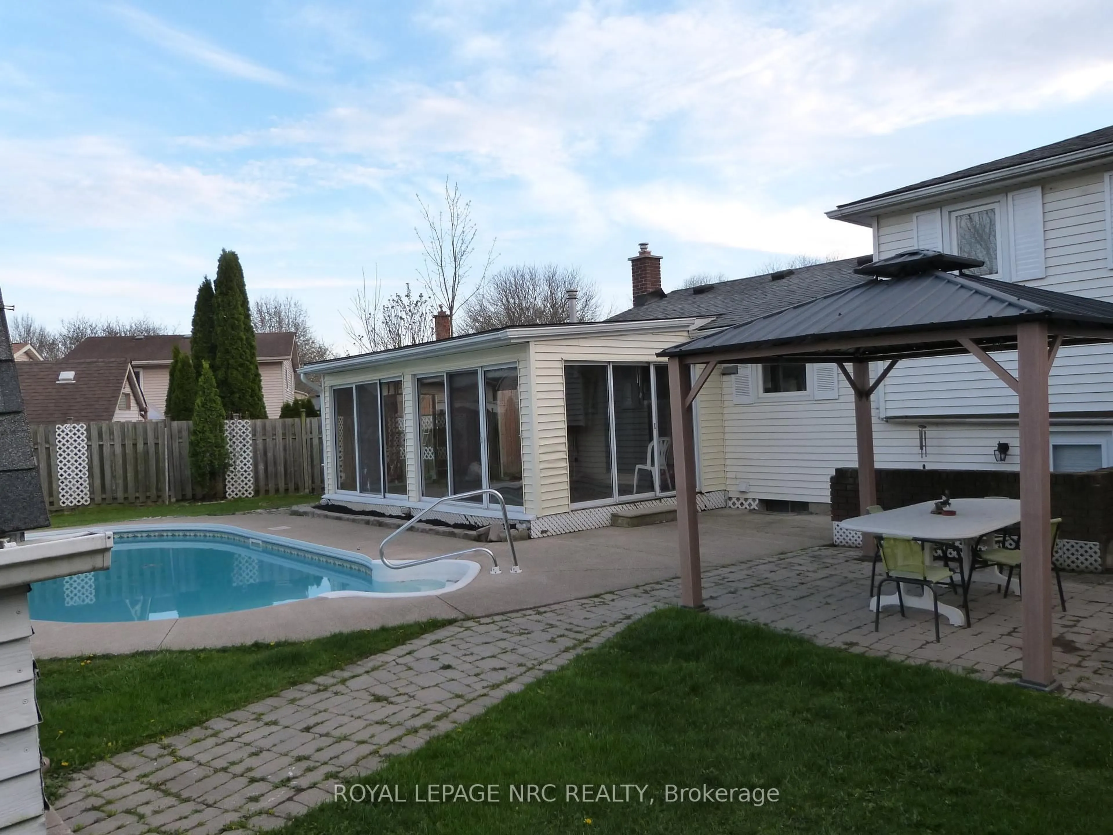 A pic from outside/outdoor area/front of a property/back of a property/a pic from drone, street for 7404 SANDY Crt, Niagara Falls Ontario L2G 7R3