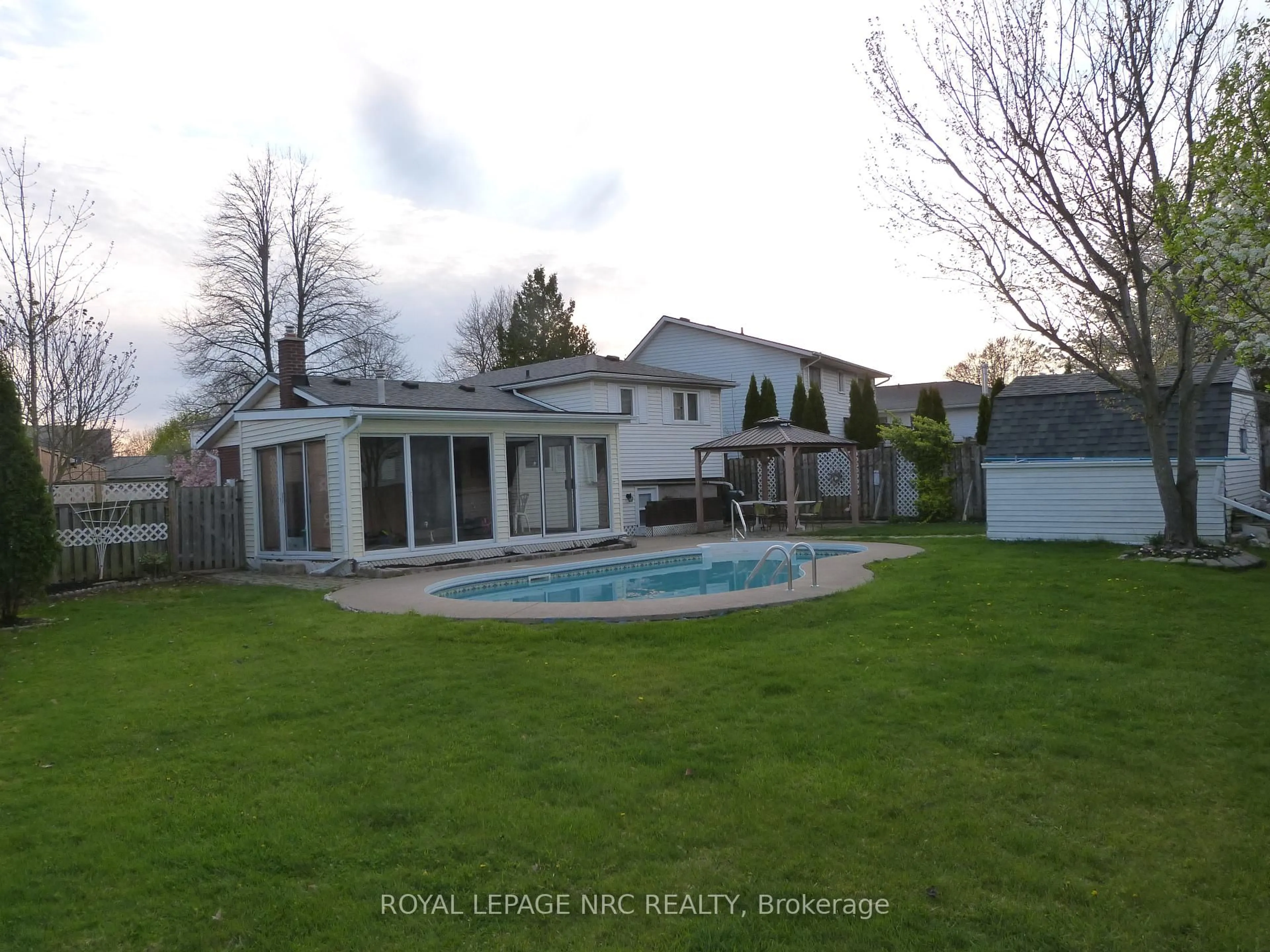 A pic from outside/outdoor area/front of a property/back of a property/a pic from drone, unknown for 7404 SANDY Crt, Niagara Falls Ontario L2G 7R3