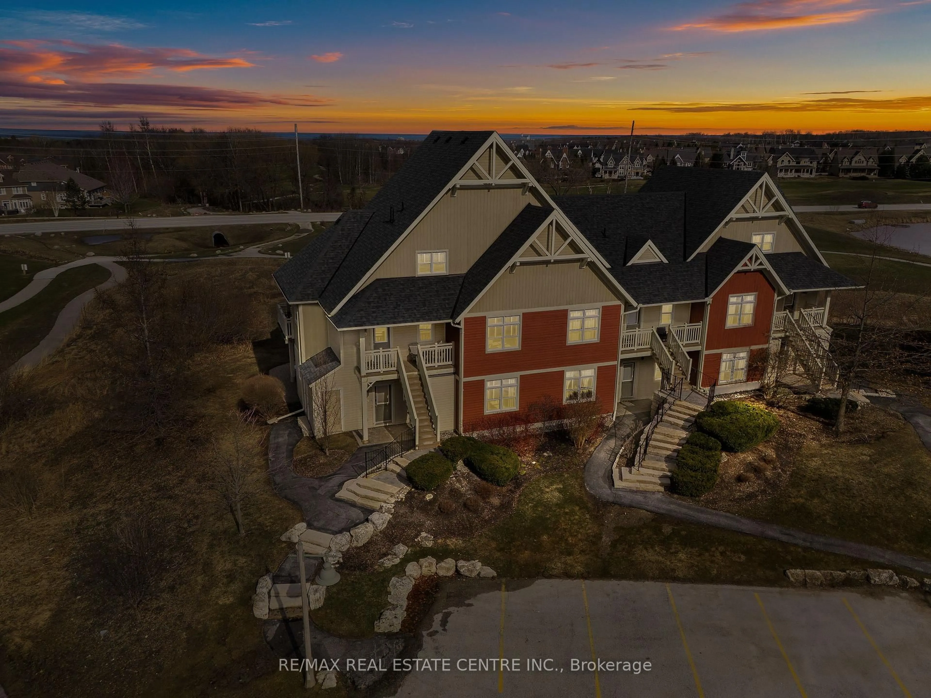 A pic from outside/outdoor area/front of a property/back of a property/a pic from drone, building for 125 FAIRWAY Crt #228, Blue Mountains Ontario L9Y 0P8