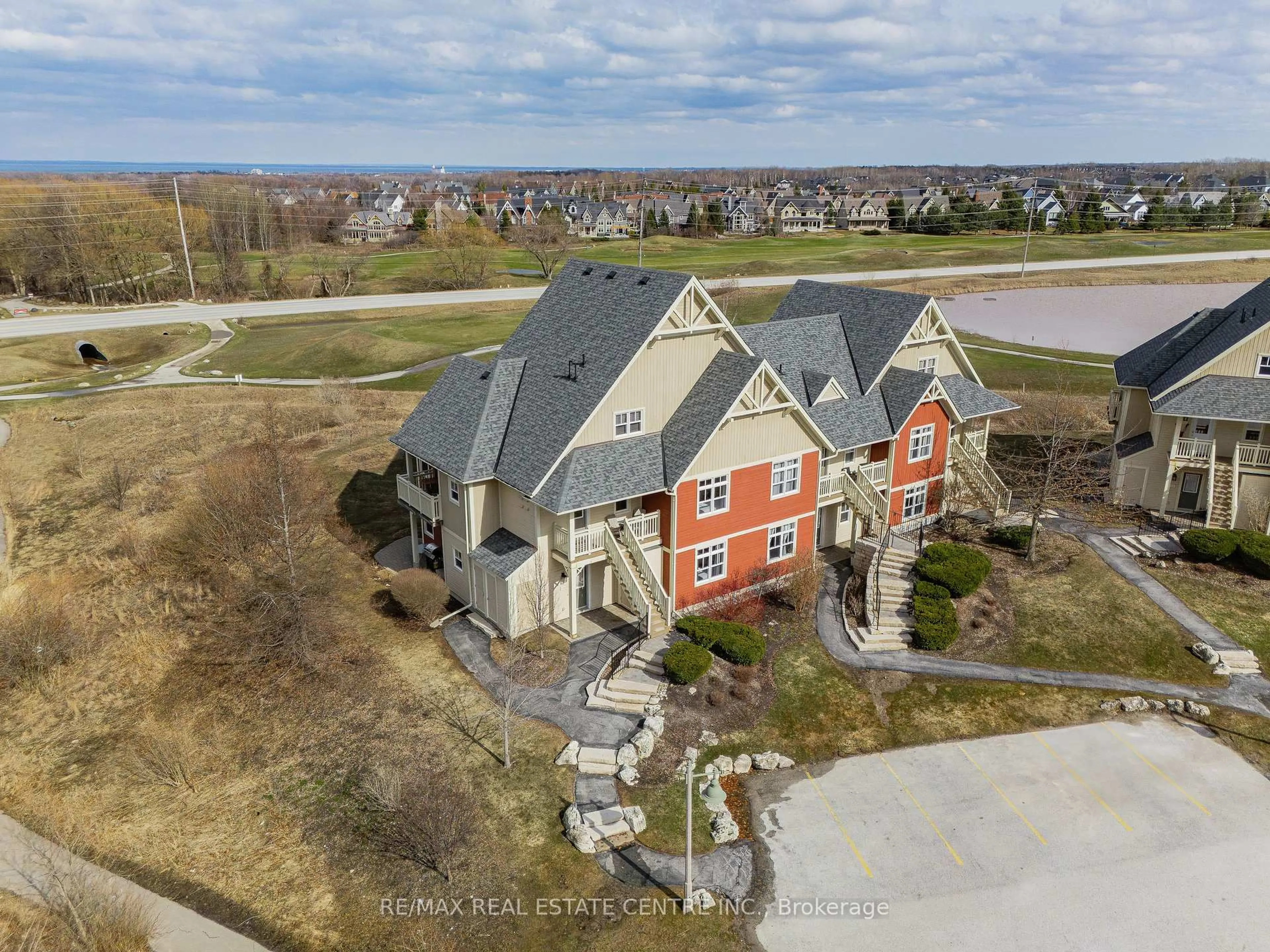A pic from outside/outdoor area/front of a property/back of a property/a pic from drone, unknown for 125 FAIRWAY Crt #228, Blue Mountains Ontario L9Y 0P8