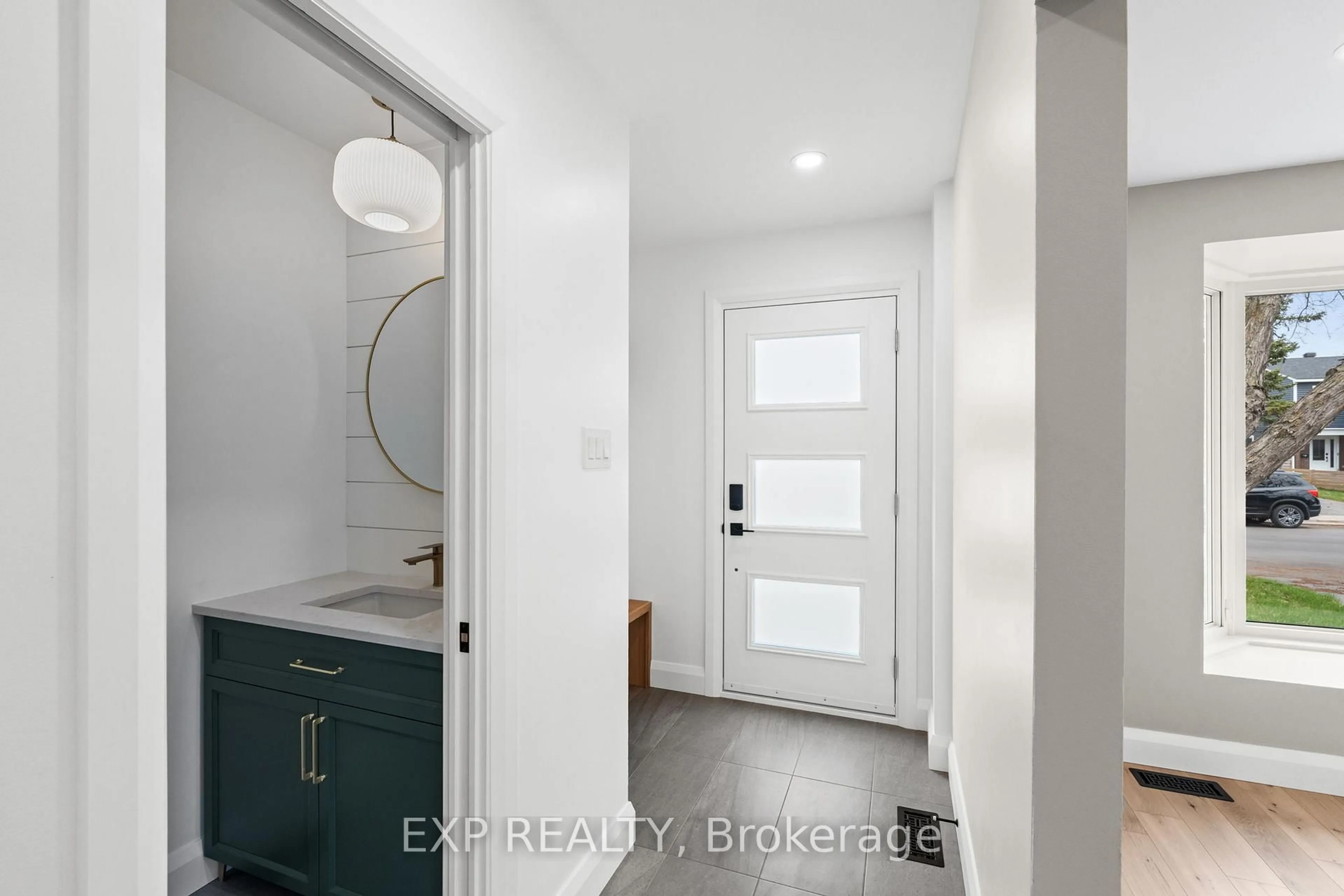 Indoor entryway for 2 Equestrian Dr, Ottawa Ontario K2M 1C6