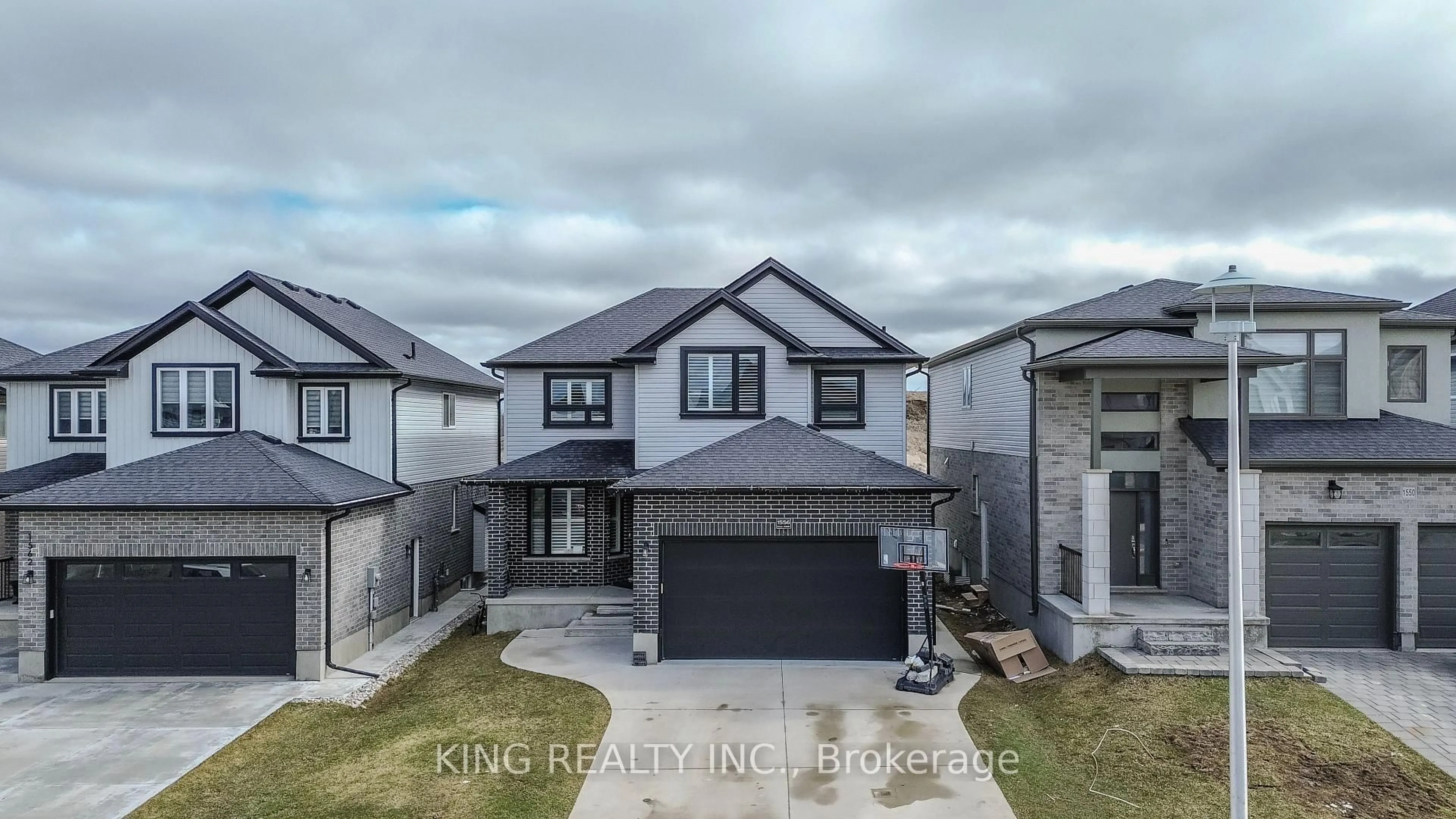 A pic from outside/outdoor area/front of a property/back of a property/a pic from drone, unknown for 1556 DREW St, London East Ontario N5V 0C2