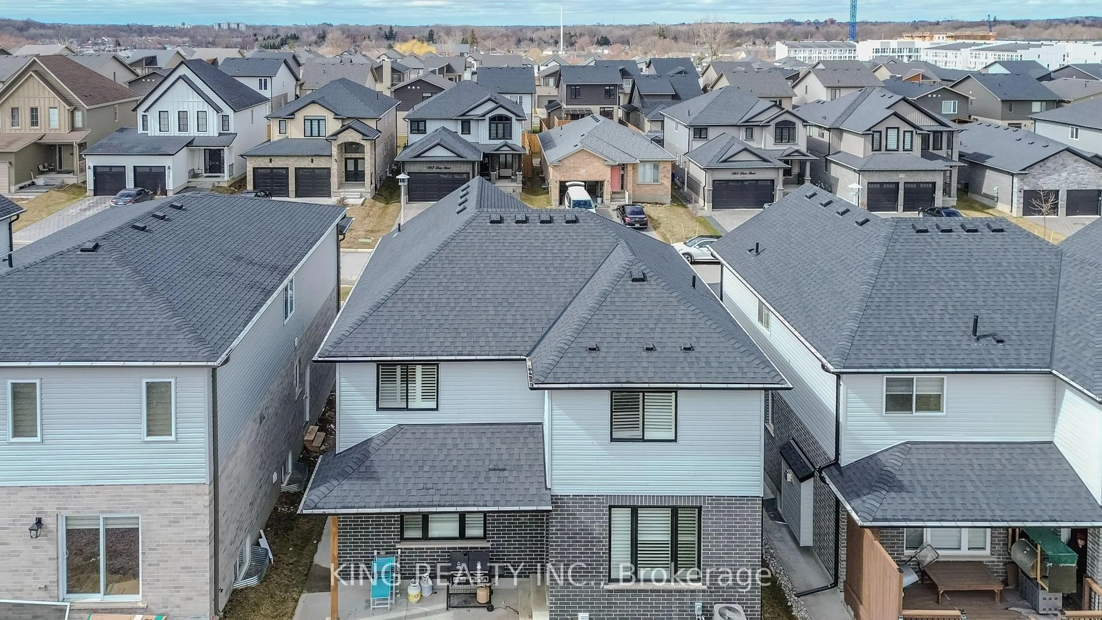 A pic from outside/outdoor area/front of a property/back of a property/a pic from drone, unknown for 1556 DREW St, London East Ontario N5V 0C2