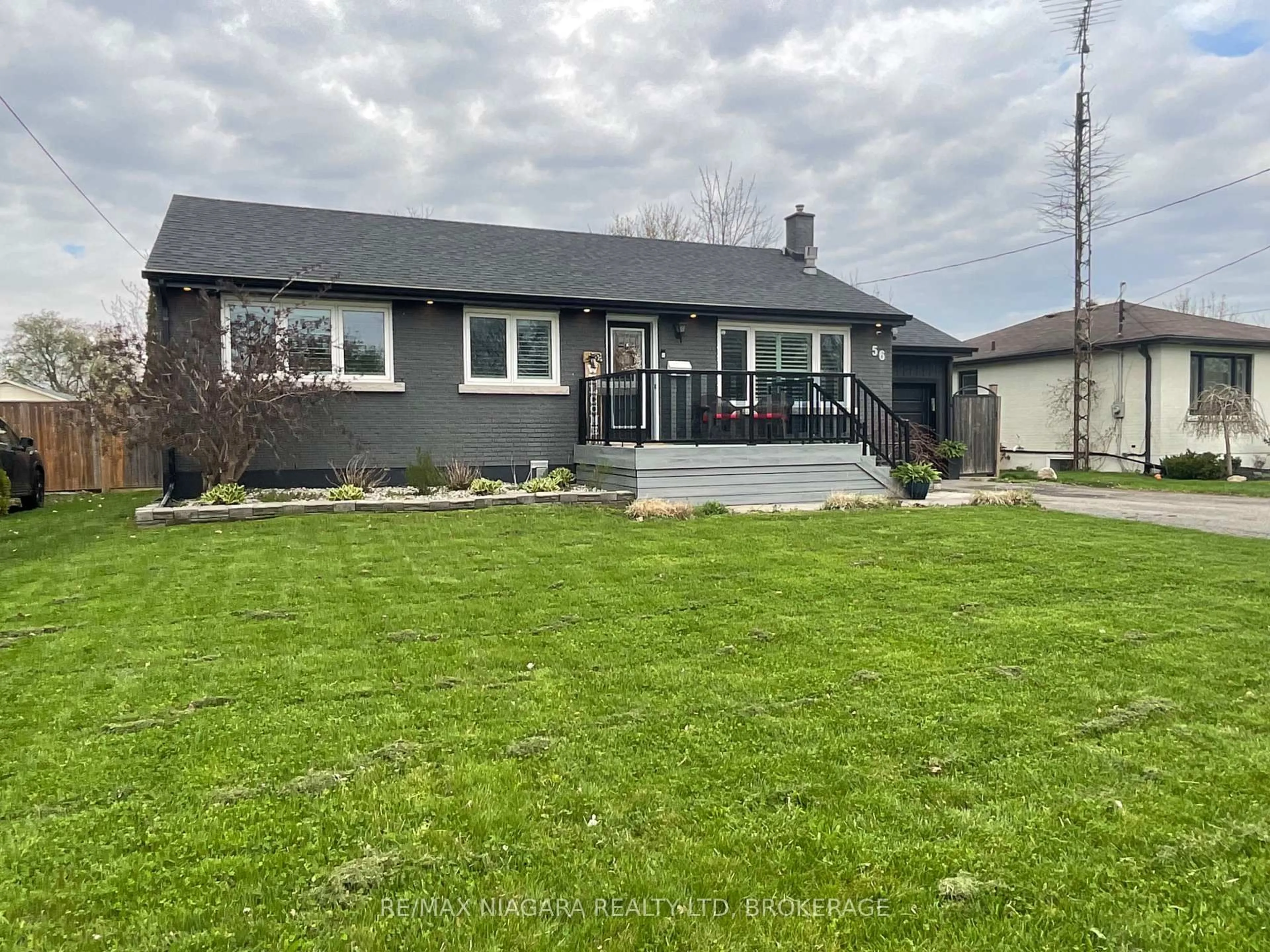 A pic from outside/outdoor area/front of a property/back of a property/a pic from drone, street for 56 Maple Park Dr, Welland Ontario L3C 3X6
