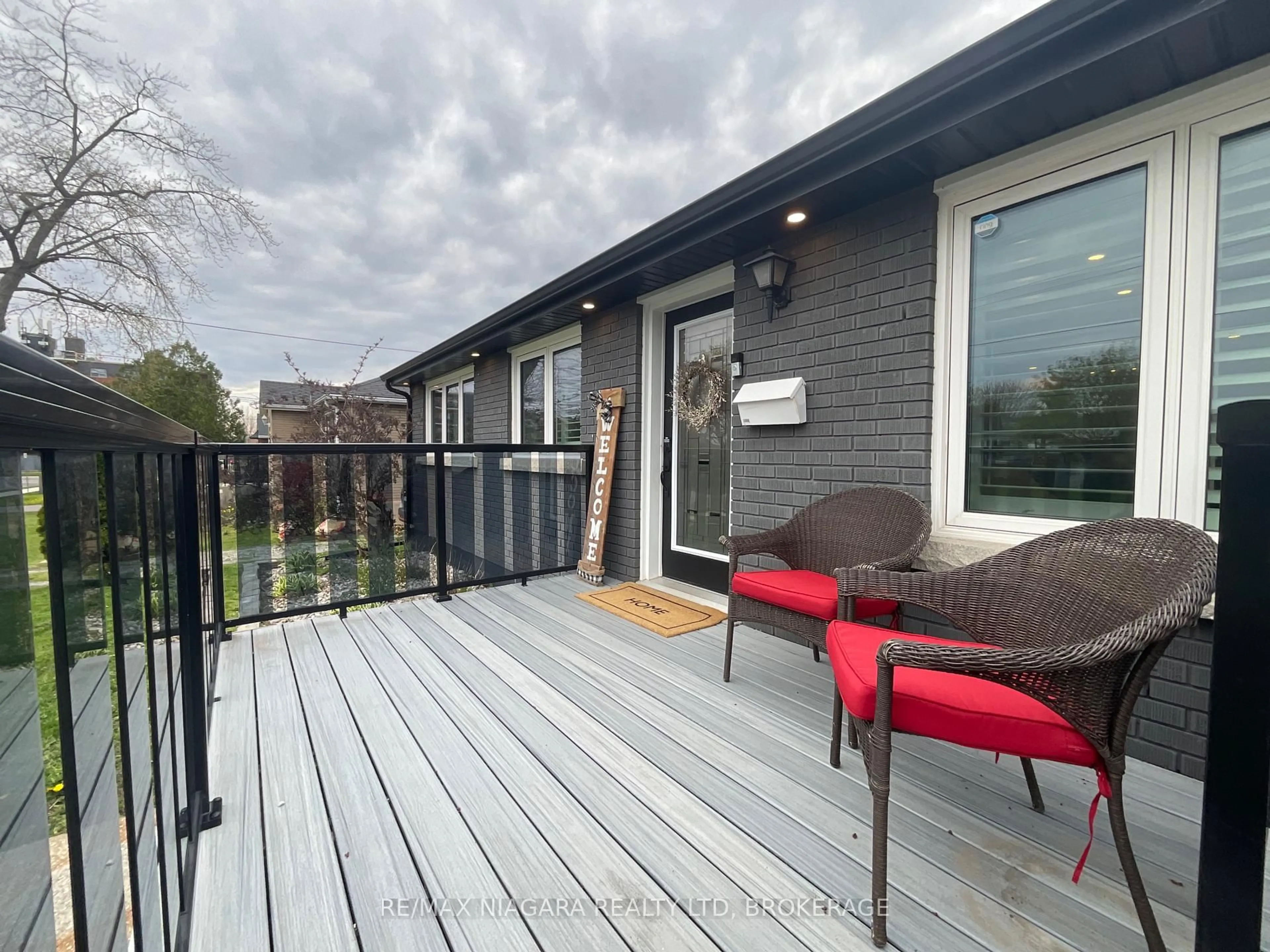 Home with vinyl exterior material, unknown for 56 Maple Park Dr, Welland Ontario L3C 3X6