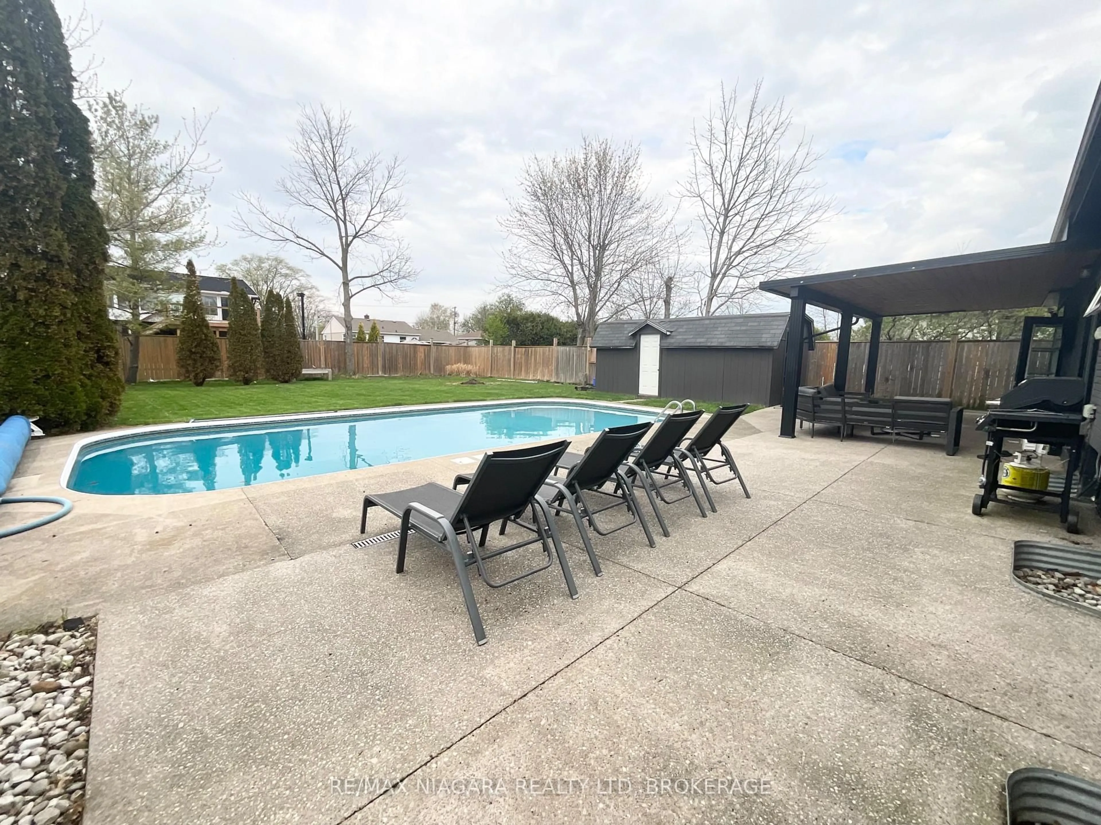 Pool for 56 Maple Park Dr, Welland Ontario L3C 3X6