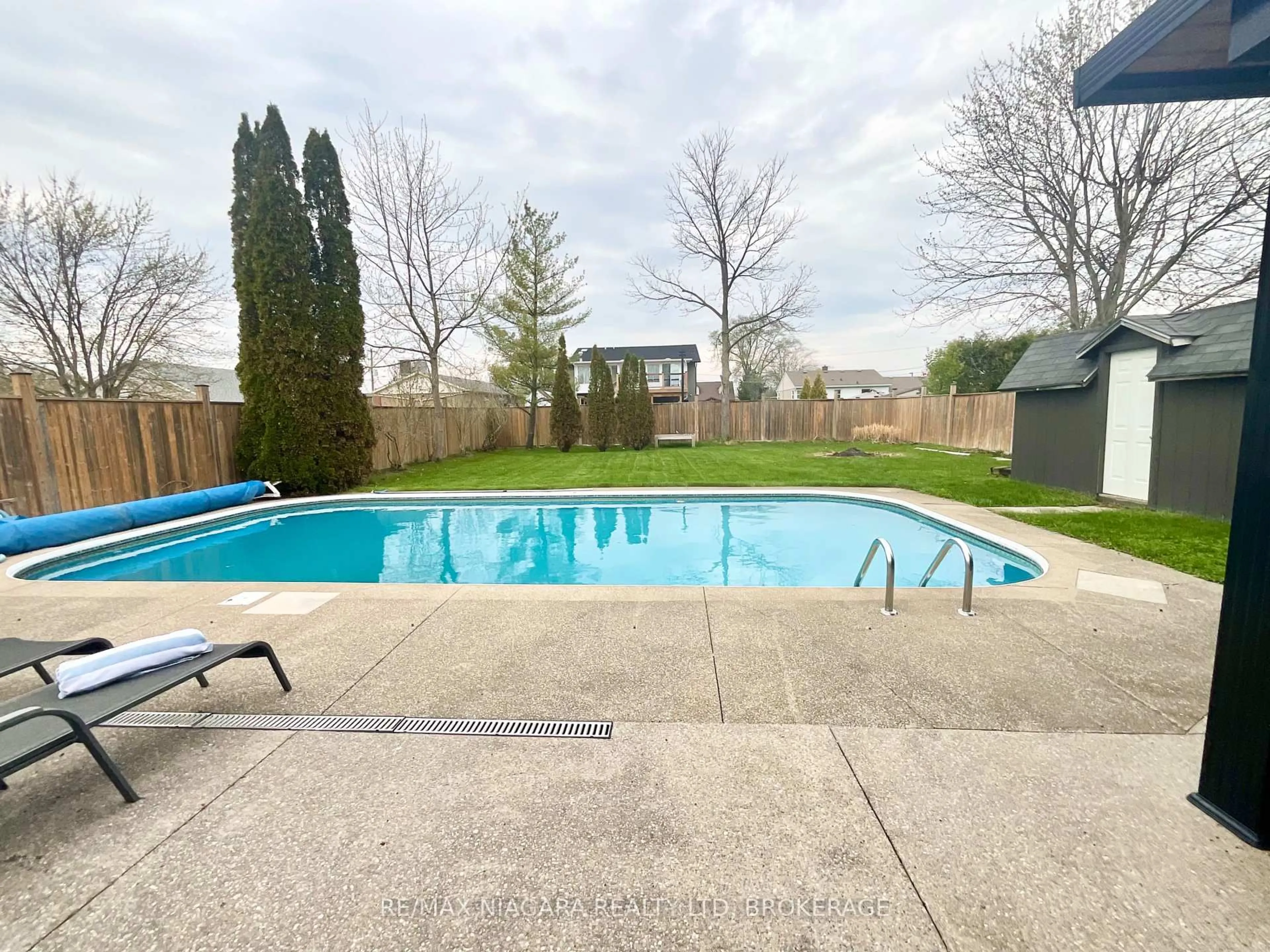 Pool for 56 Maple Park Dr, Welland Ontario L3C 3X6
