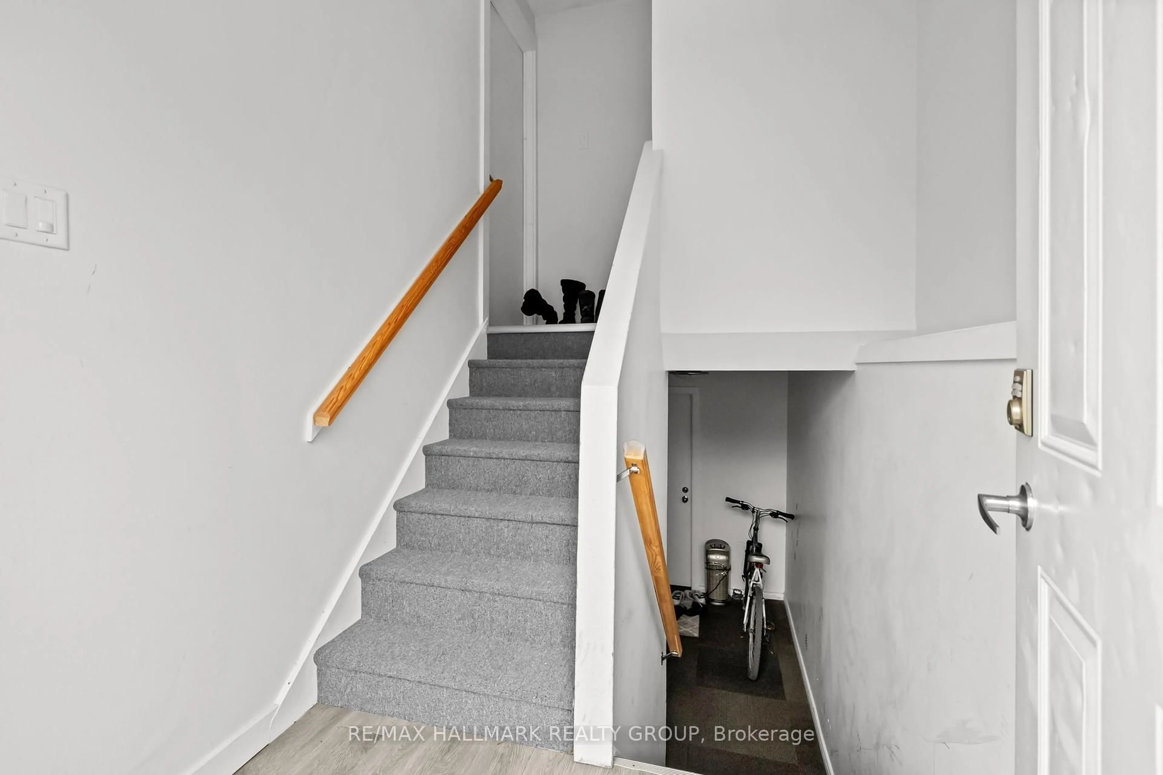 Stairs for 135 Glamorgan Dr, Kanata Ontario K2L 1R7