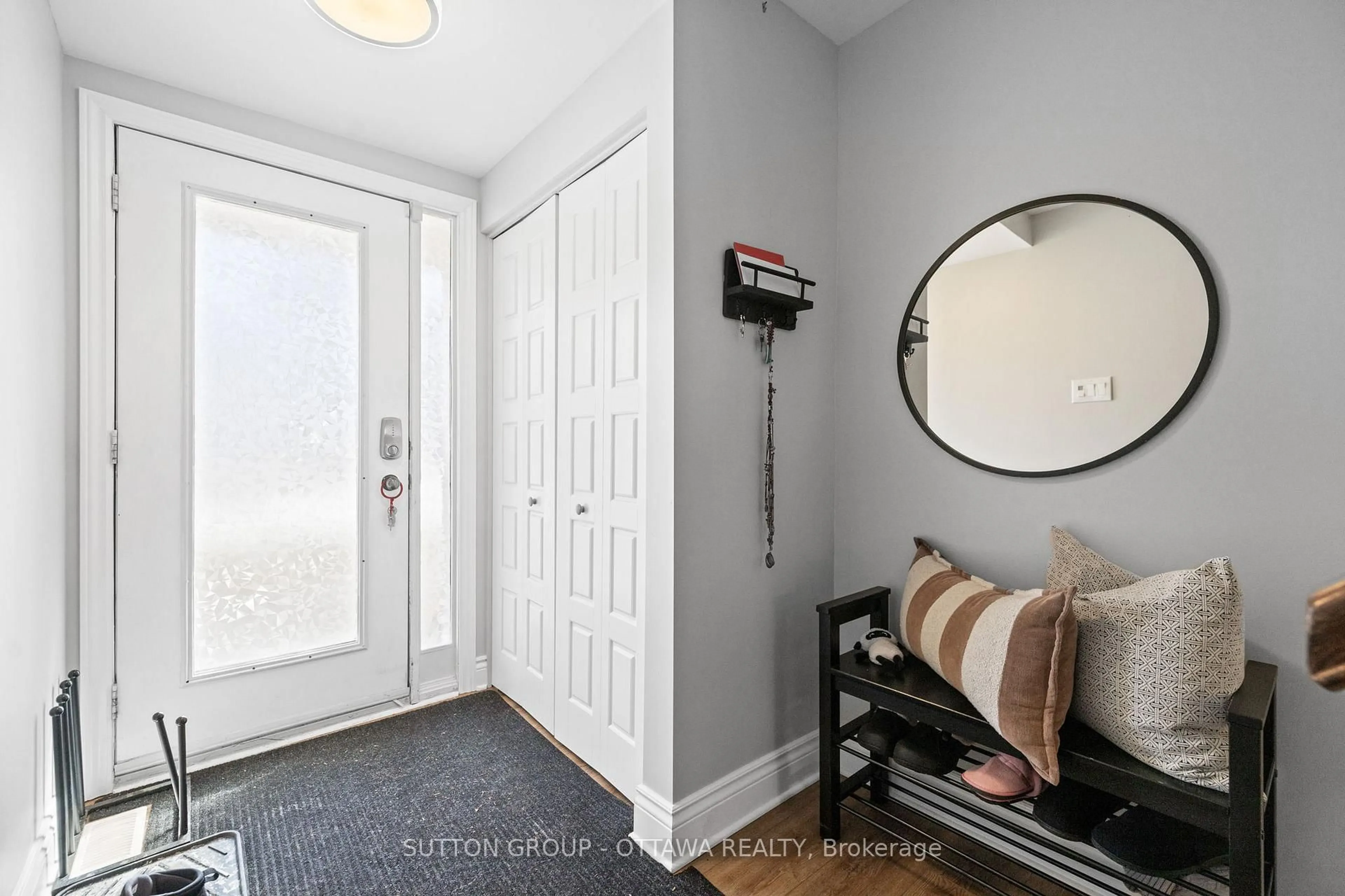 Indoor entryway for 124 MONTEREY Dr, Ottawa Ontario K2H 7A8
