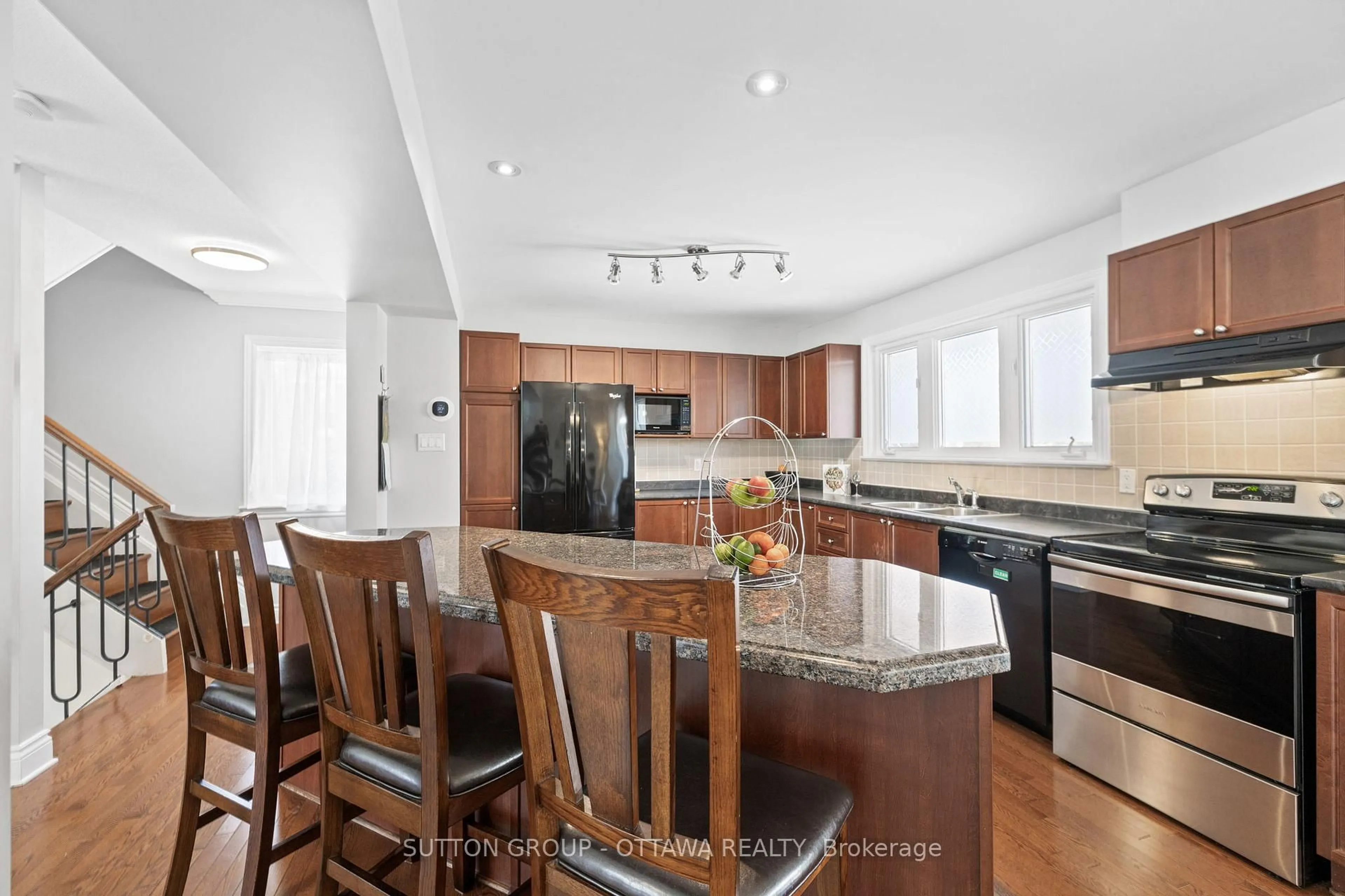 Open concept kitchen, ceramic/tile floor for 124 MONTEREY Dr, Ottawa Ontario K2H 7A8