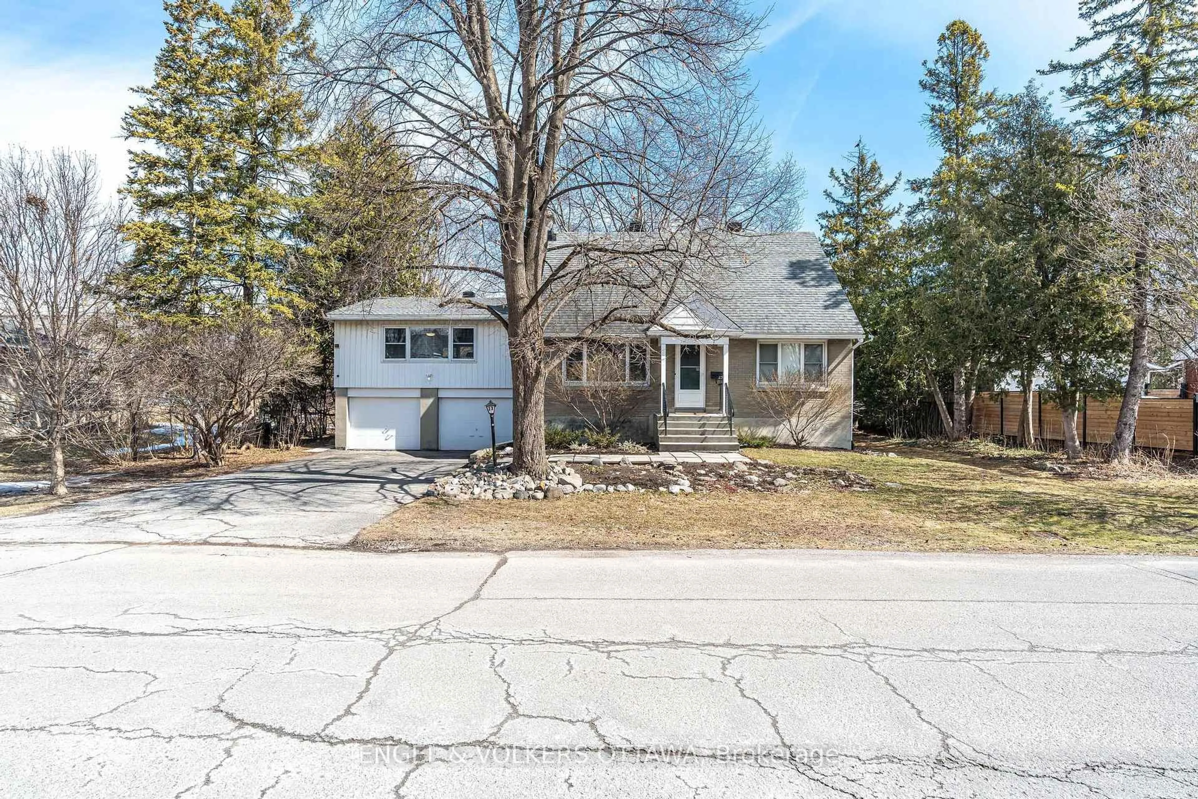 A pic from outside/outdoor area/front of a property/back of a property/a pic from drone, street for 23 Trillium Ave, Ottawa Ontario K2E 5M8