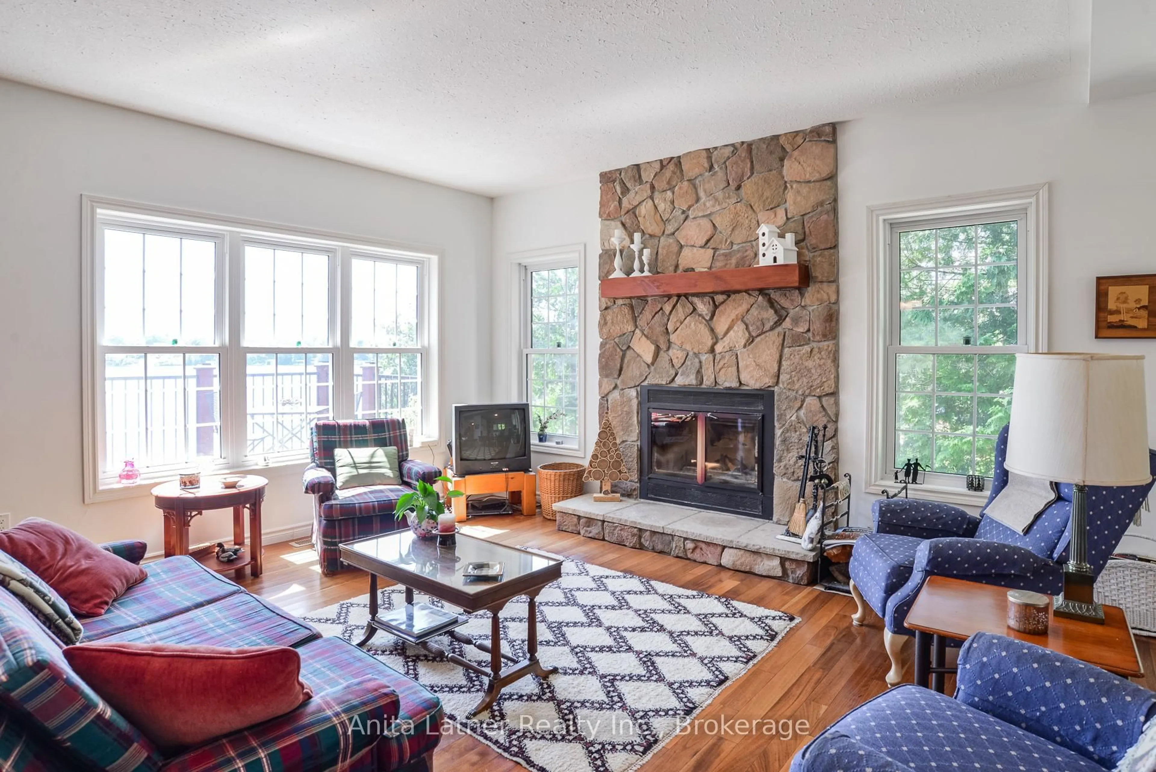 Living room with furniture, unknown for 1180 PARKERS POINT Rd, Gravenhurst Ontario P1P 1R2