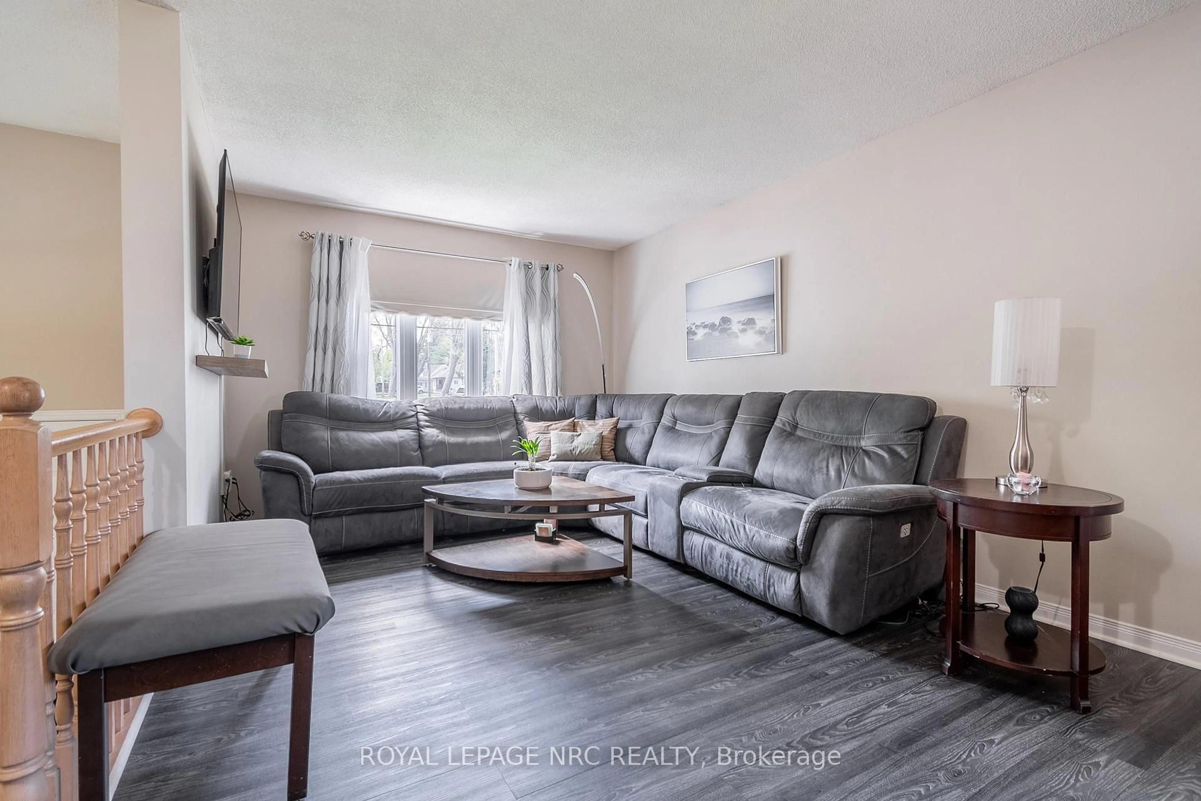 Living room with furniture, unknown for 1387 Station St, Pelham Ontario L3B 5N5