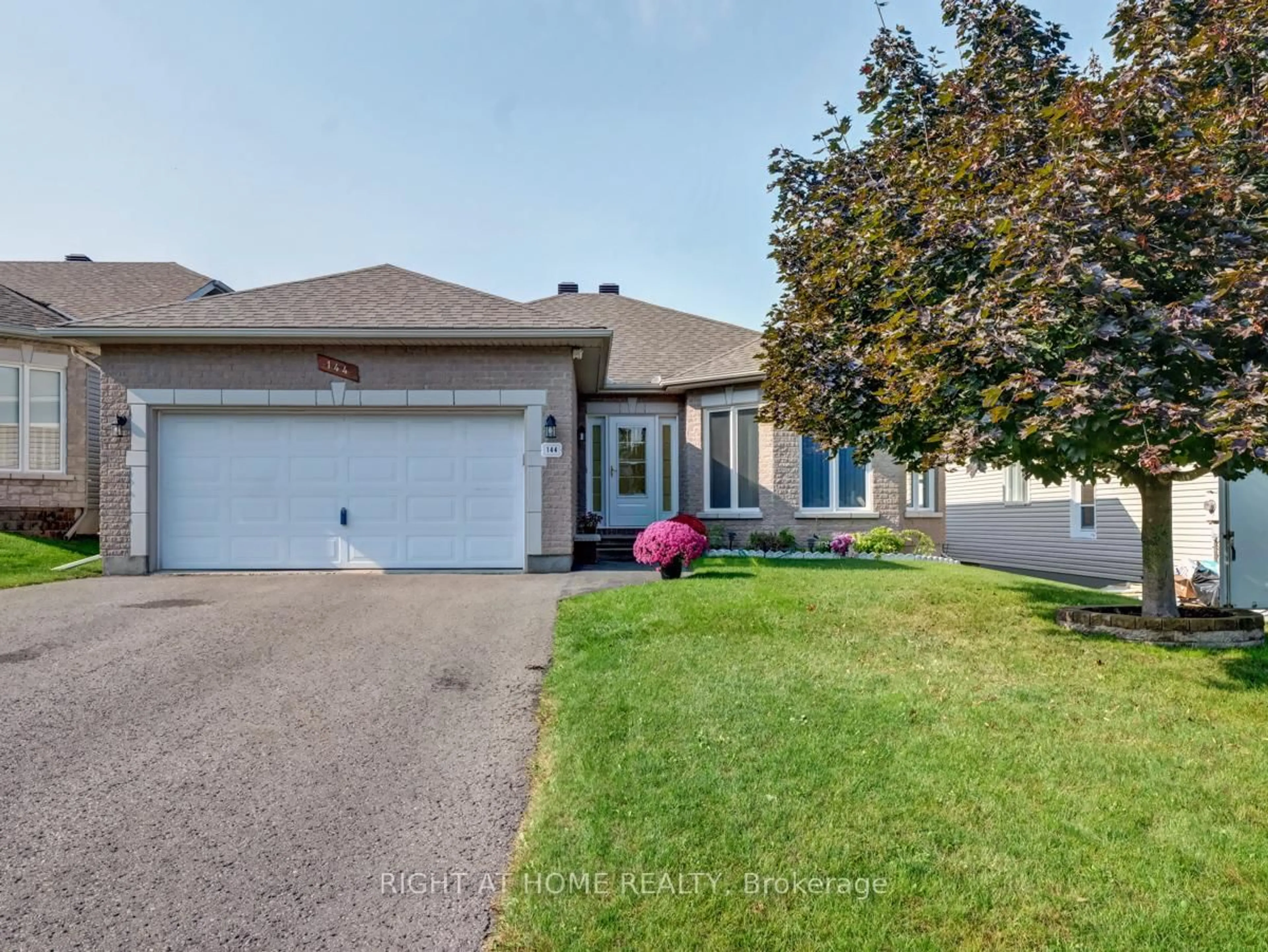A pic from outside/outdoor area/front of a property/back of a property/a pic from drone, street for 144 Sandra Cres, Clarence-Rockland Ontario K4K 1R7