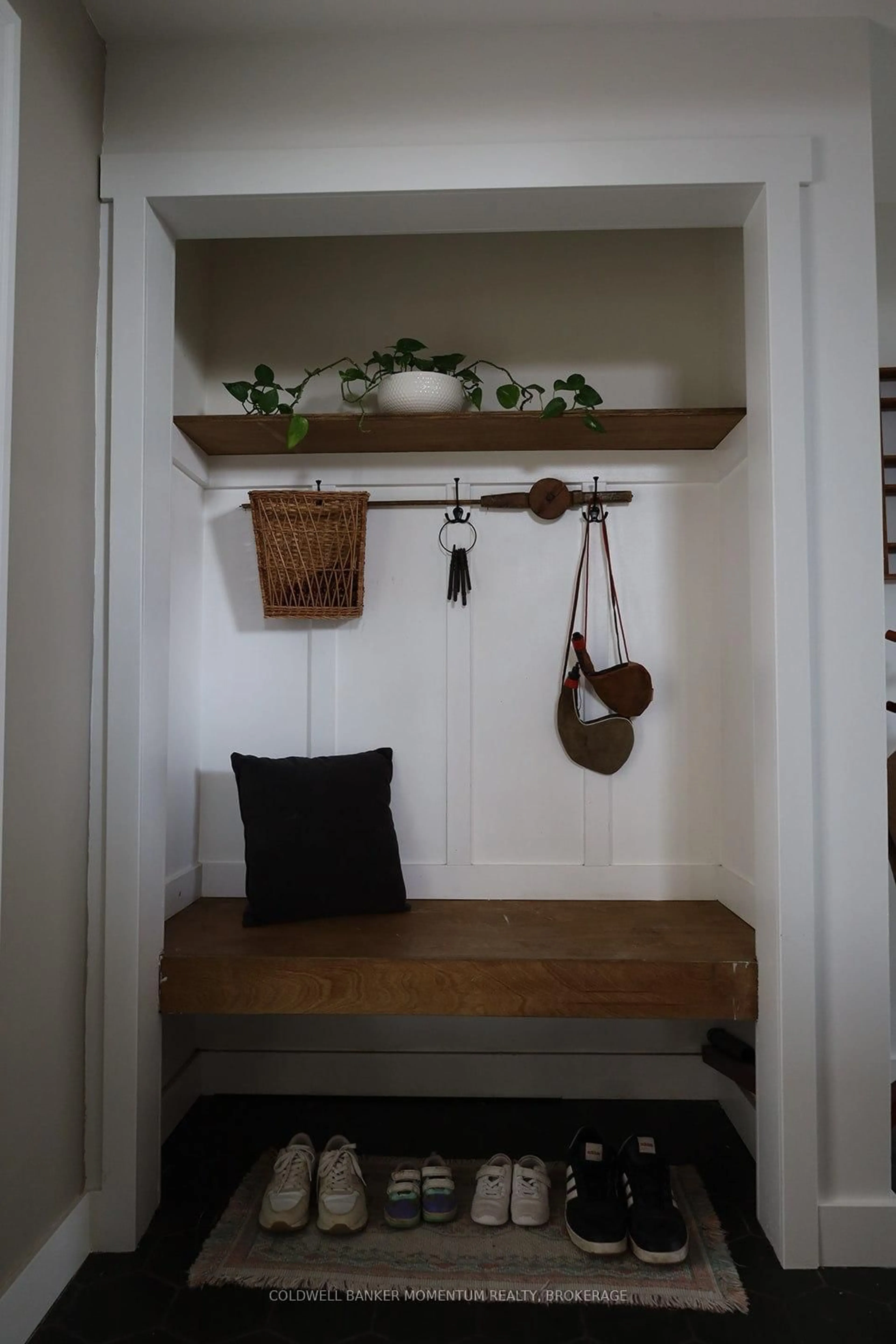 Indoor entryway for 103 Glenayr Pl, Welland Ontario L3C 3M6