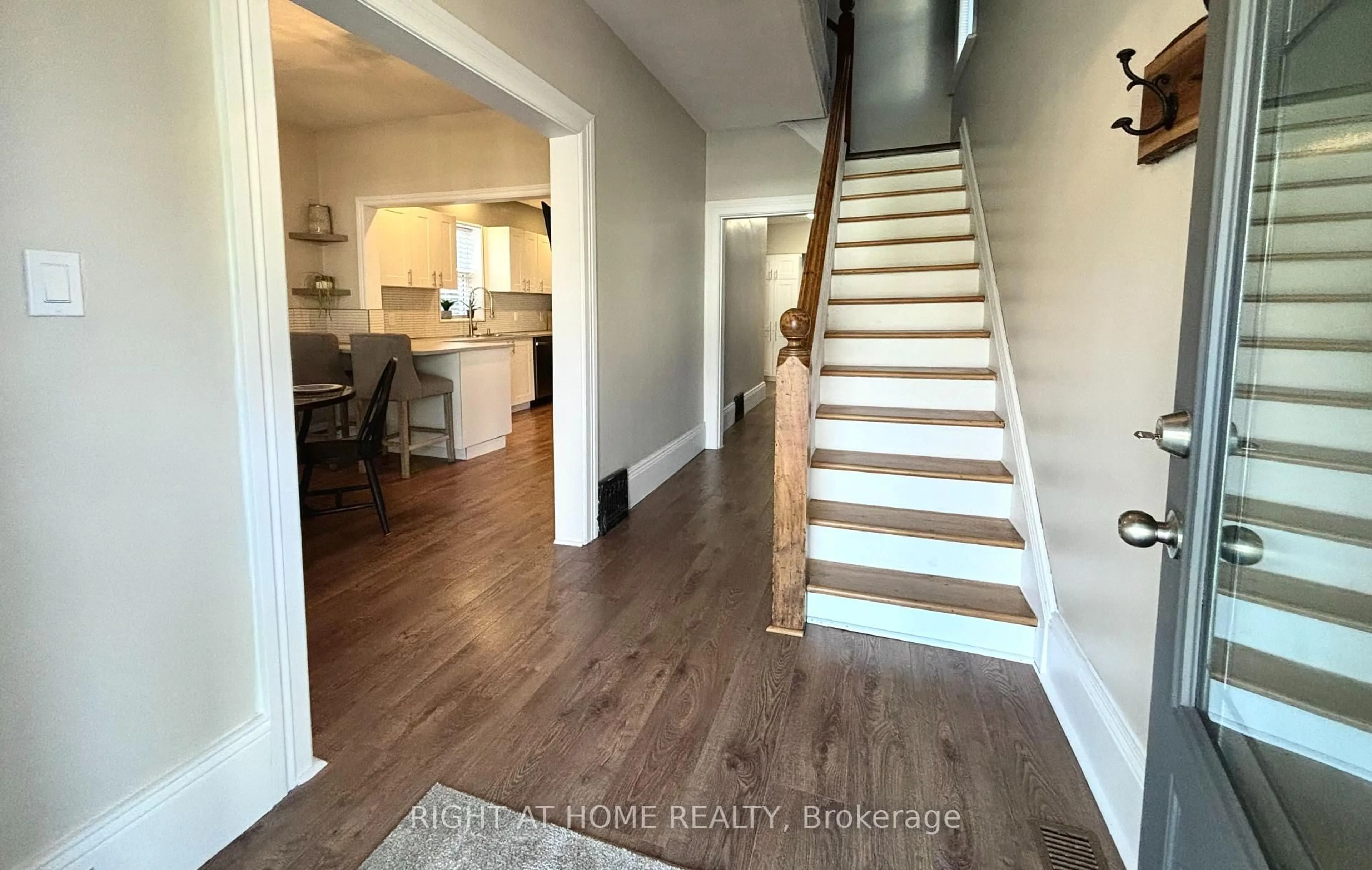 Indoor entryway for 121 Durham St, Kawartha Lakes Ontario K9V 2R3