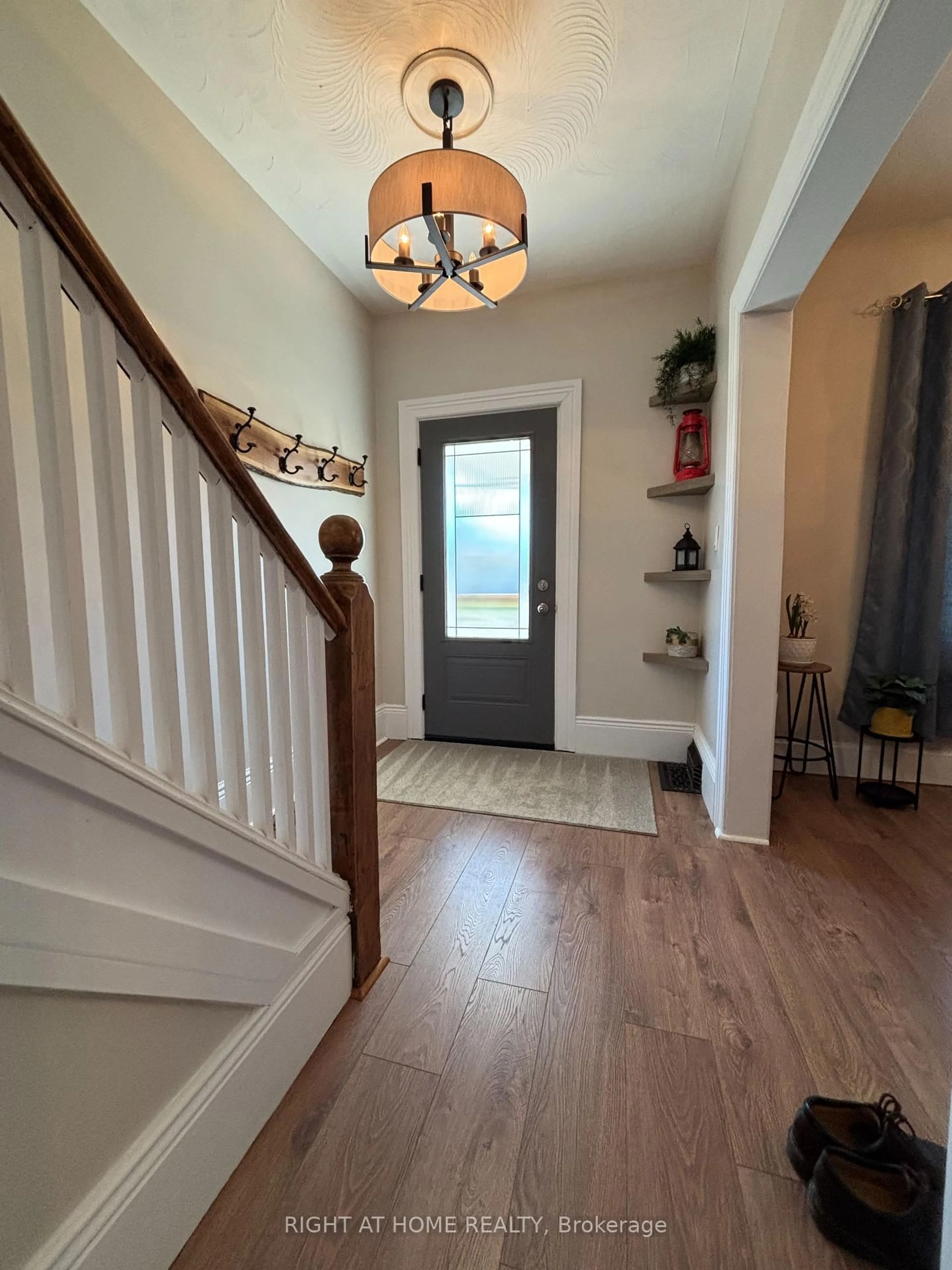 Indoor entryway for 121 Durham St, Kawartha Lakes Ontario K9V 2R3