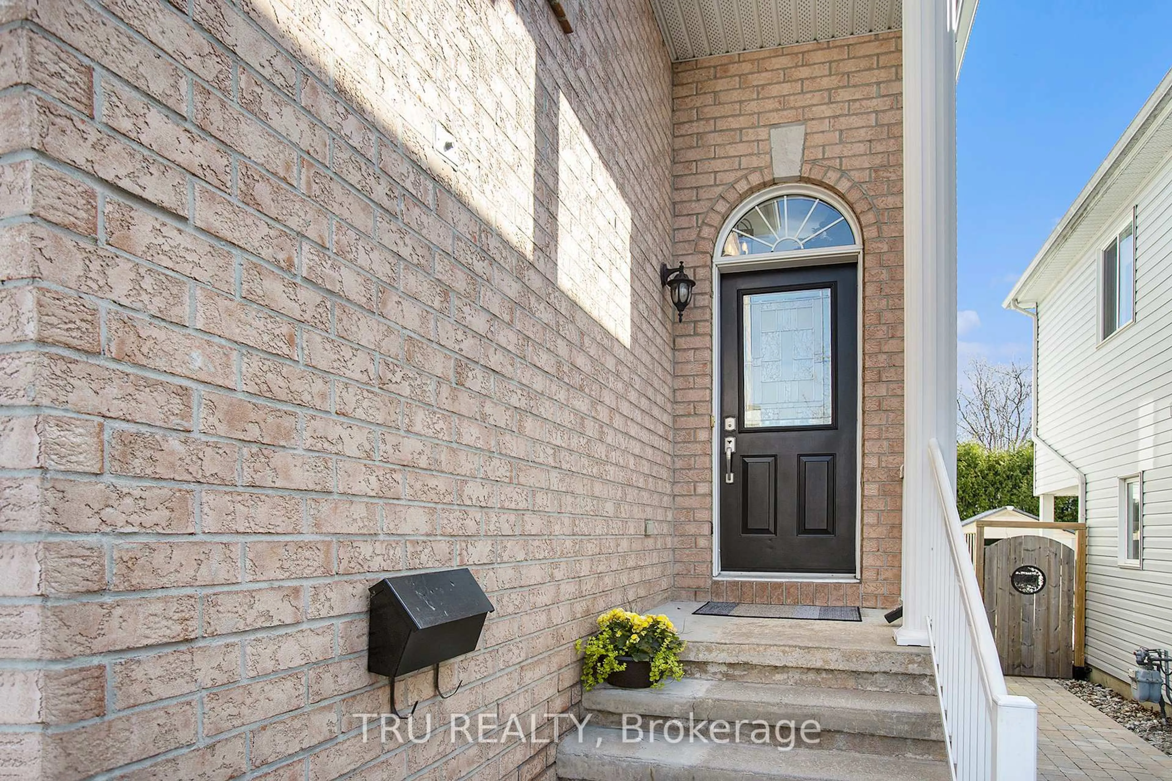 Indoor entryway for 4 Castle Glen Cres, Ottawa Ontario K2L 4H1