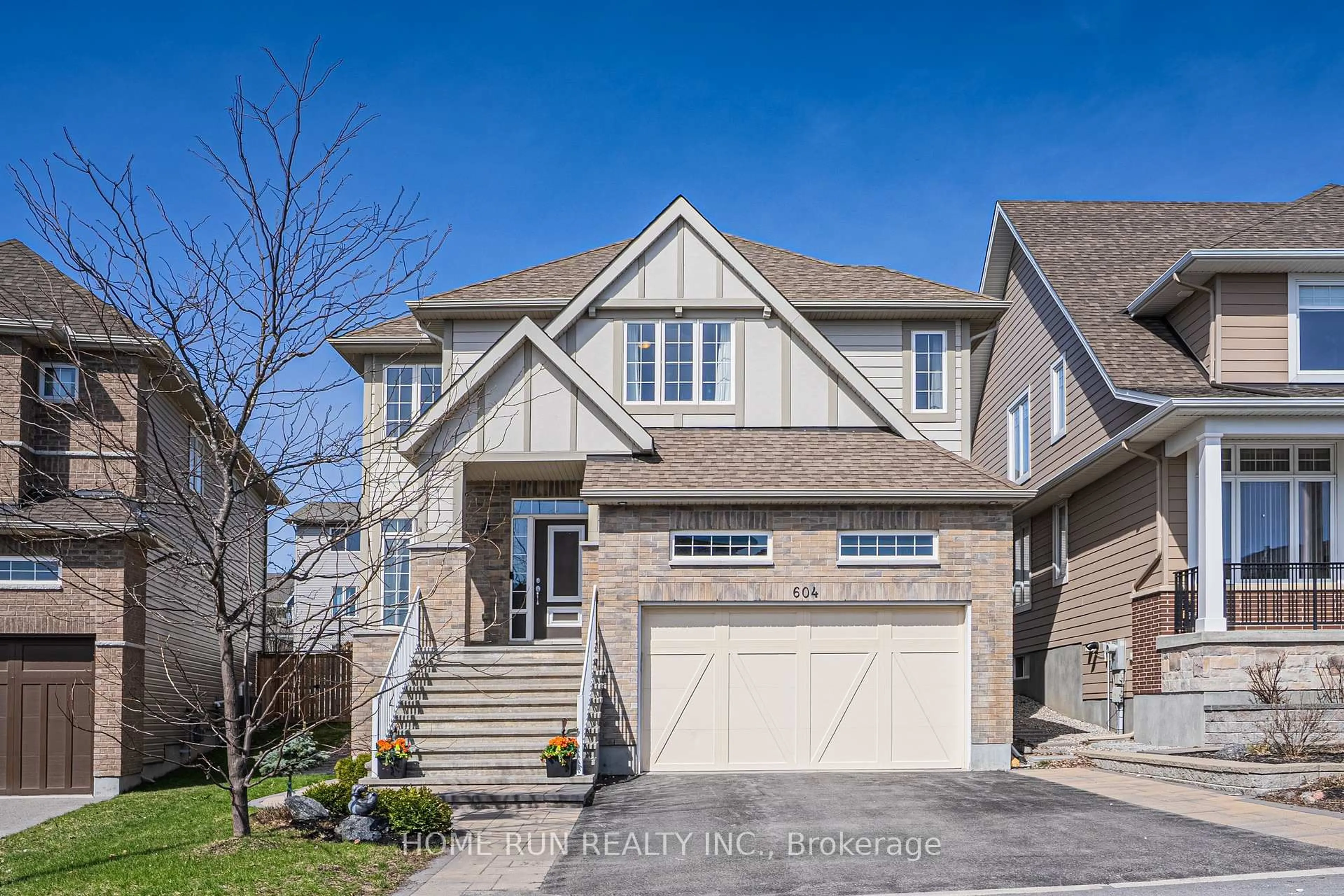 Home with vinyl exterior material, street for 604 Gabriola Way, Kanata Ontario K2T 0M2