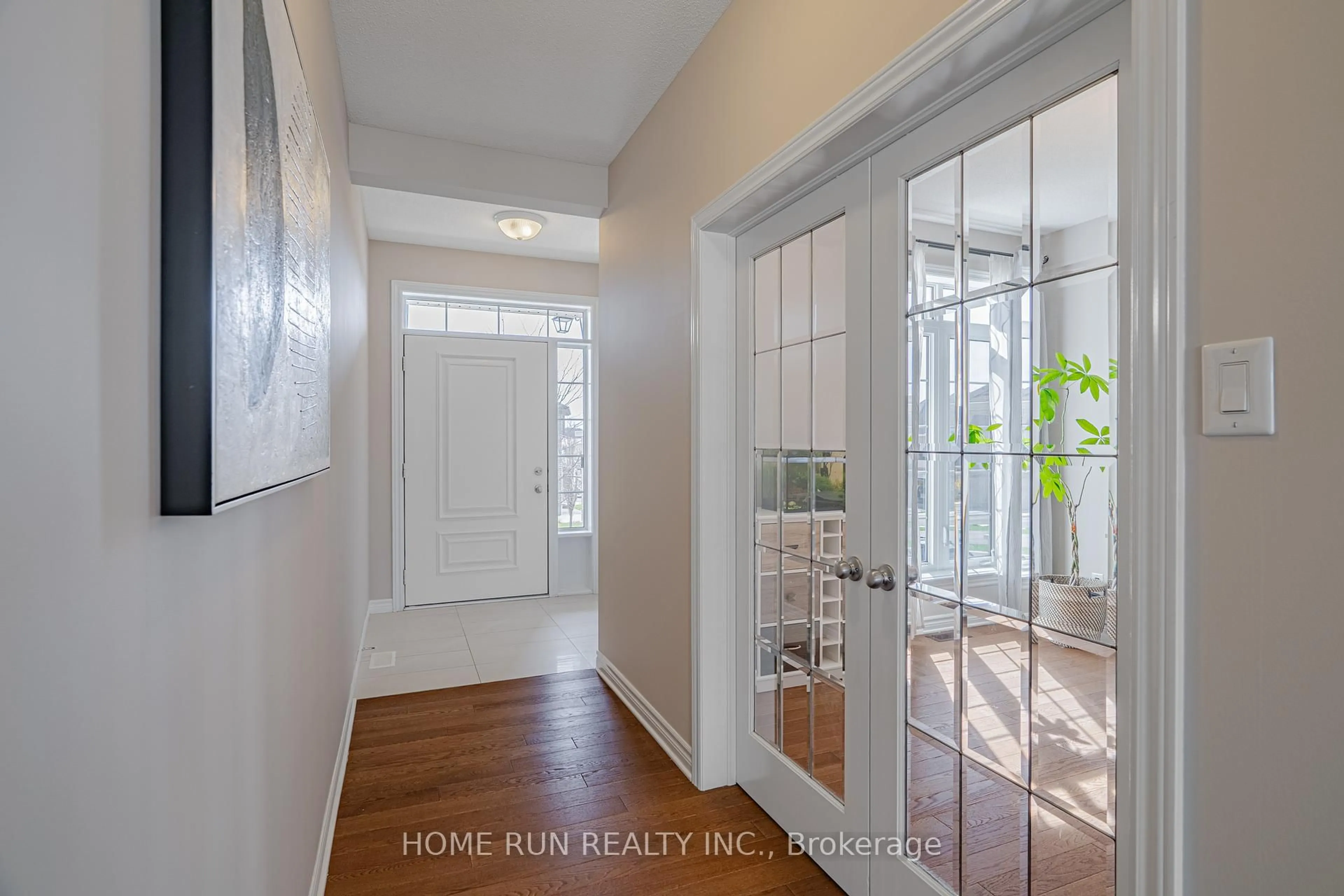 Indoor entryway for 604 Gabriola Way, Kanata Ontario K2T 0M2