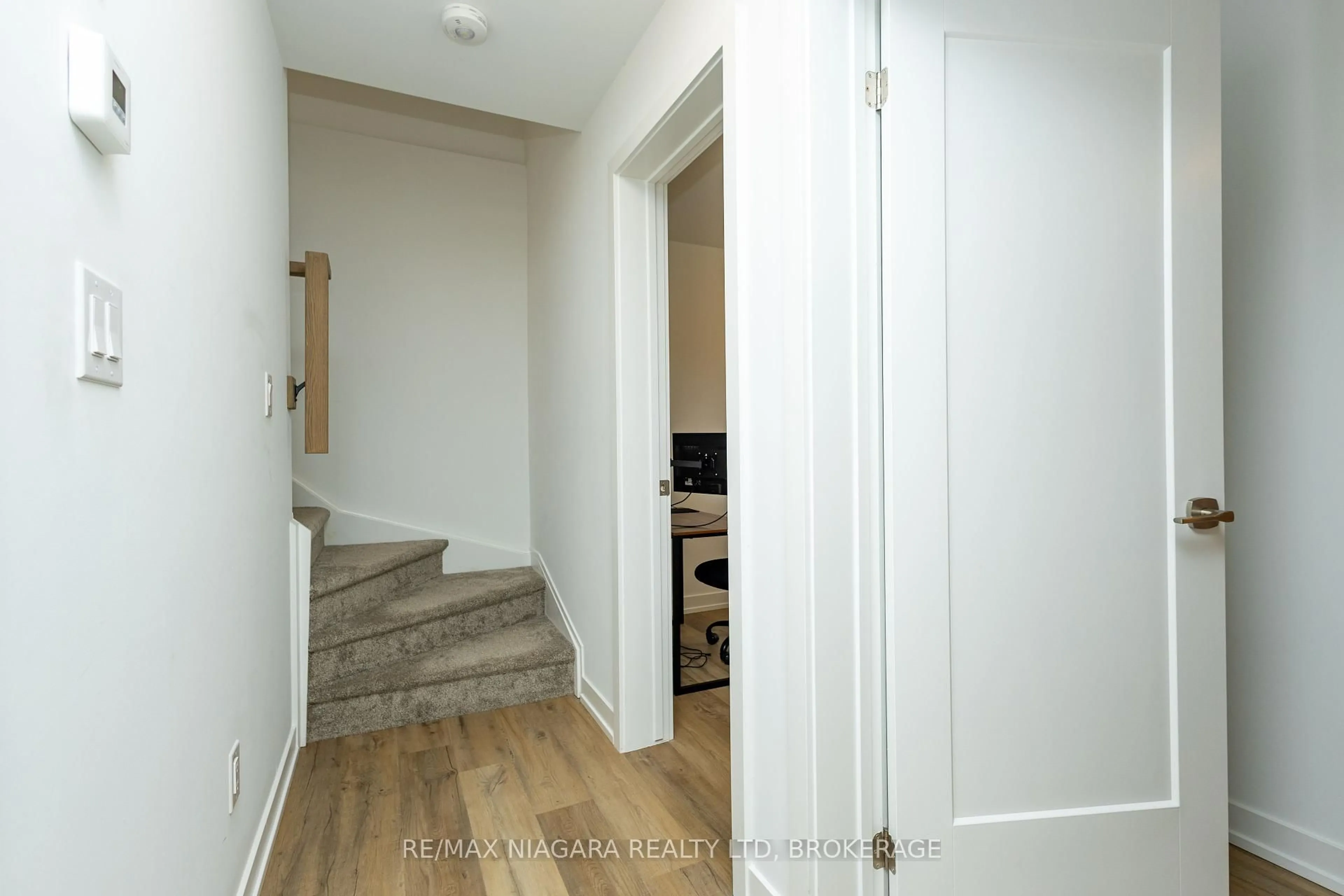 Indoor entryway for 4263 Fourth Ave #211, Niagara Falls Ontario L2E 0C2