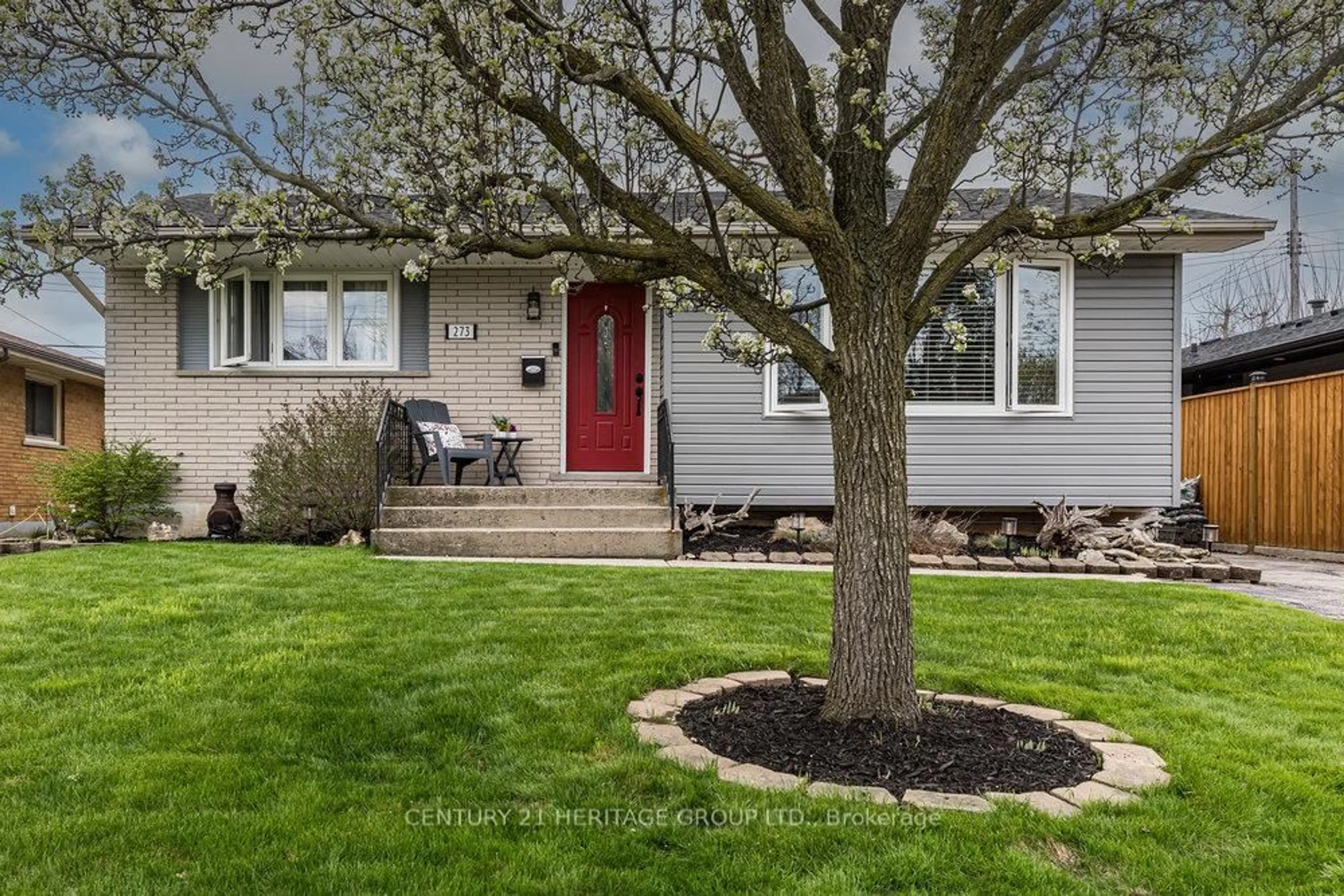 Home with vinyl exterior material, street for 273 Montmorency Dr, Hamilton Ontario L8K 5H3