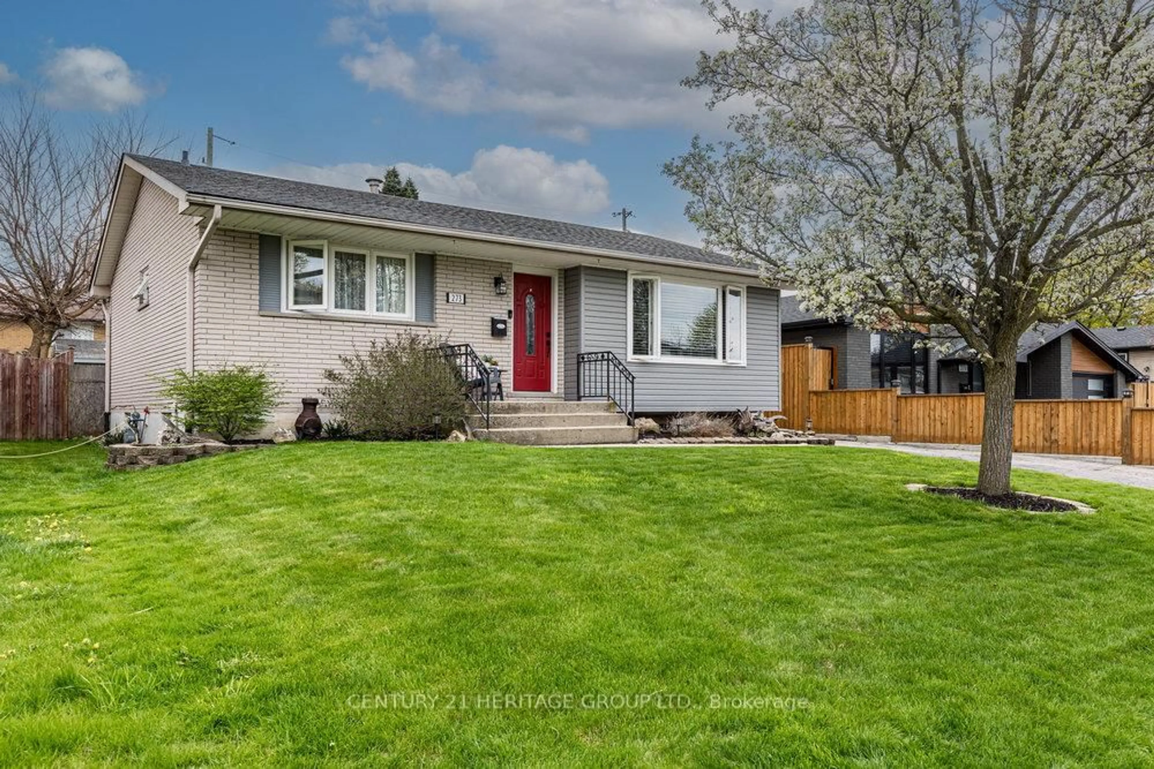 Home with vinyl exterior material, street for 273 Montmorency Dr, Hamilton Ontario L8K 5H3