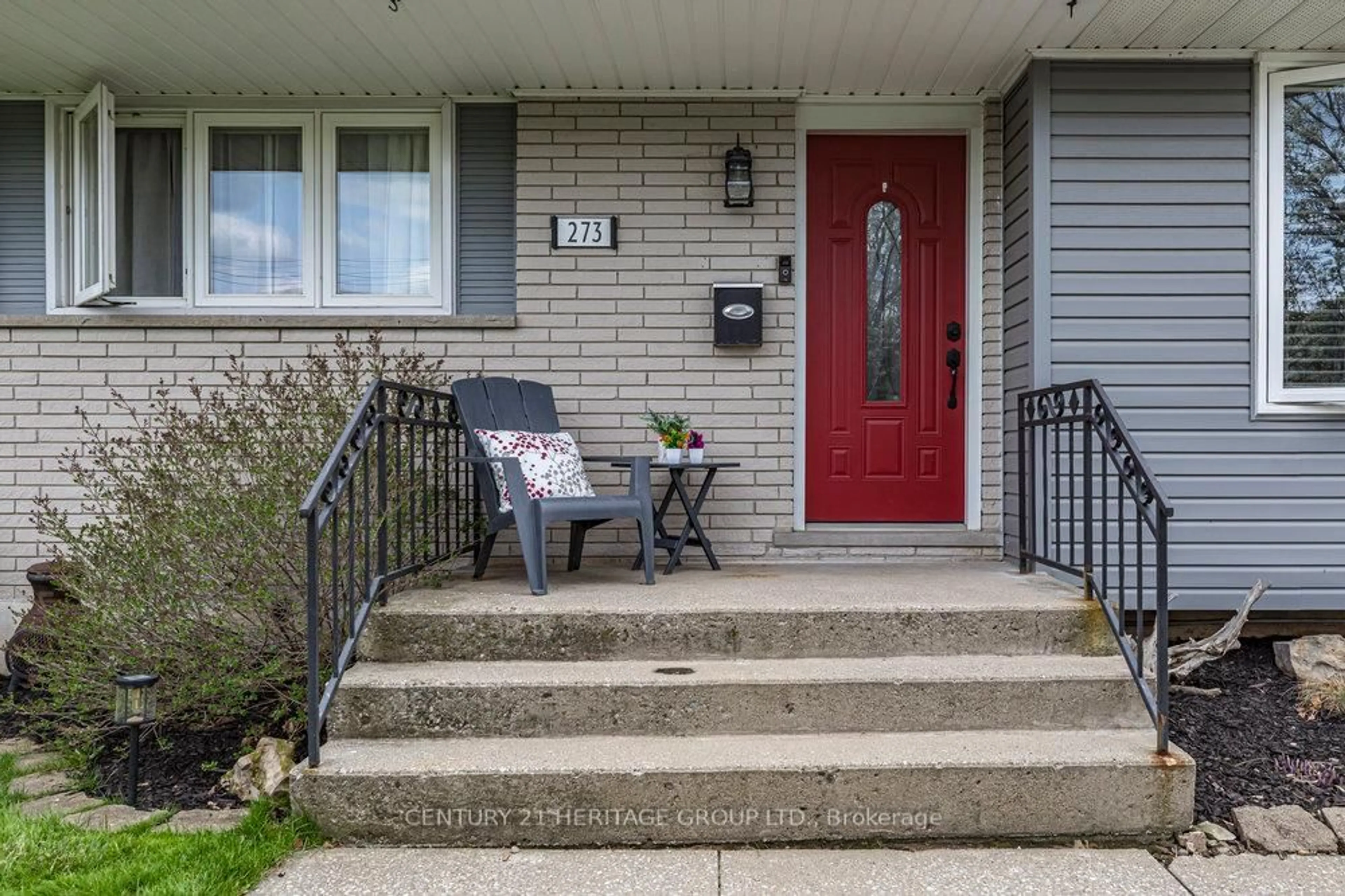 Indoor entryway for 273 Montmorency Dr, Hamilton Ontario L8K 5H3