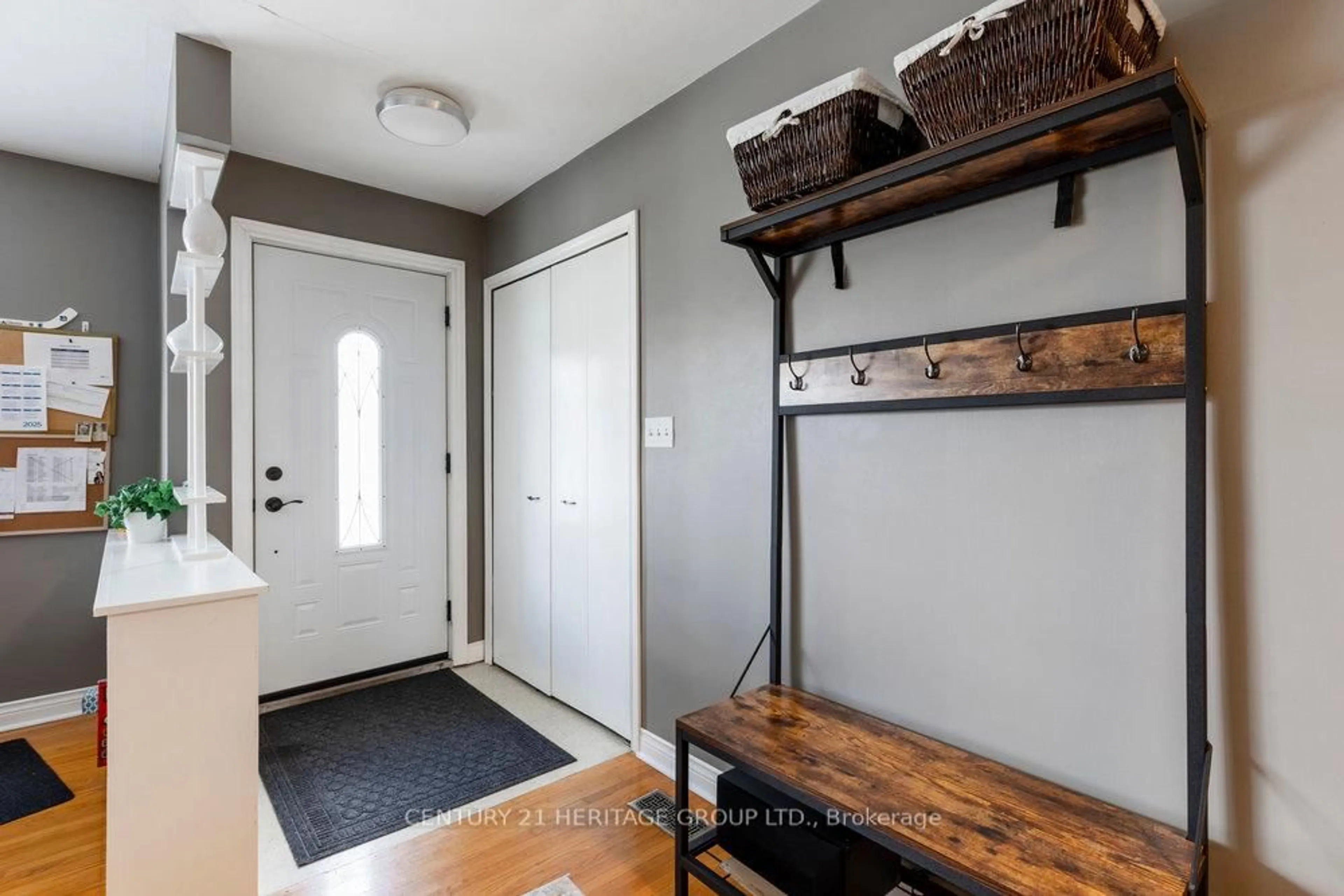Indoor entryway for 273 Montmorency Dr, Hamilton Ontario L8K 5H3
