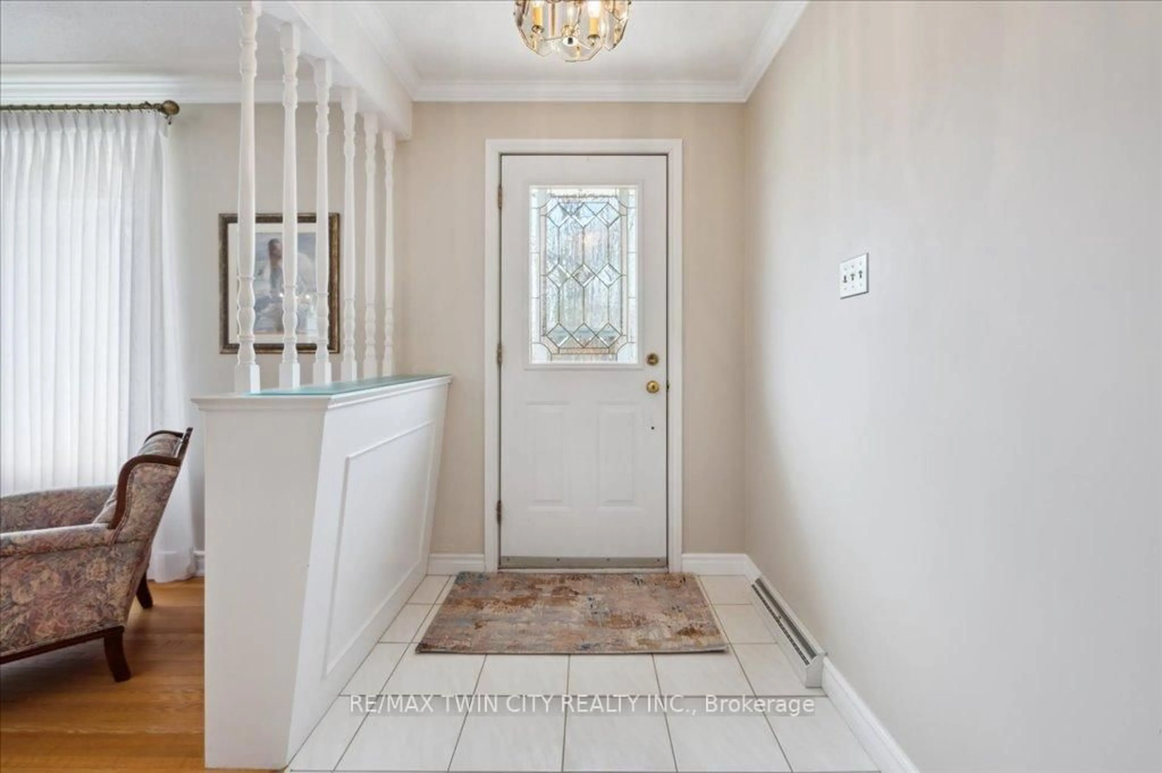 Indoor entryway for 116 Midland Dr, Kitchener Ontario N2A 2B1