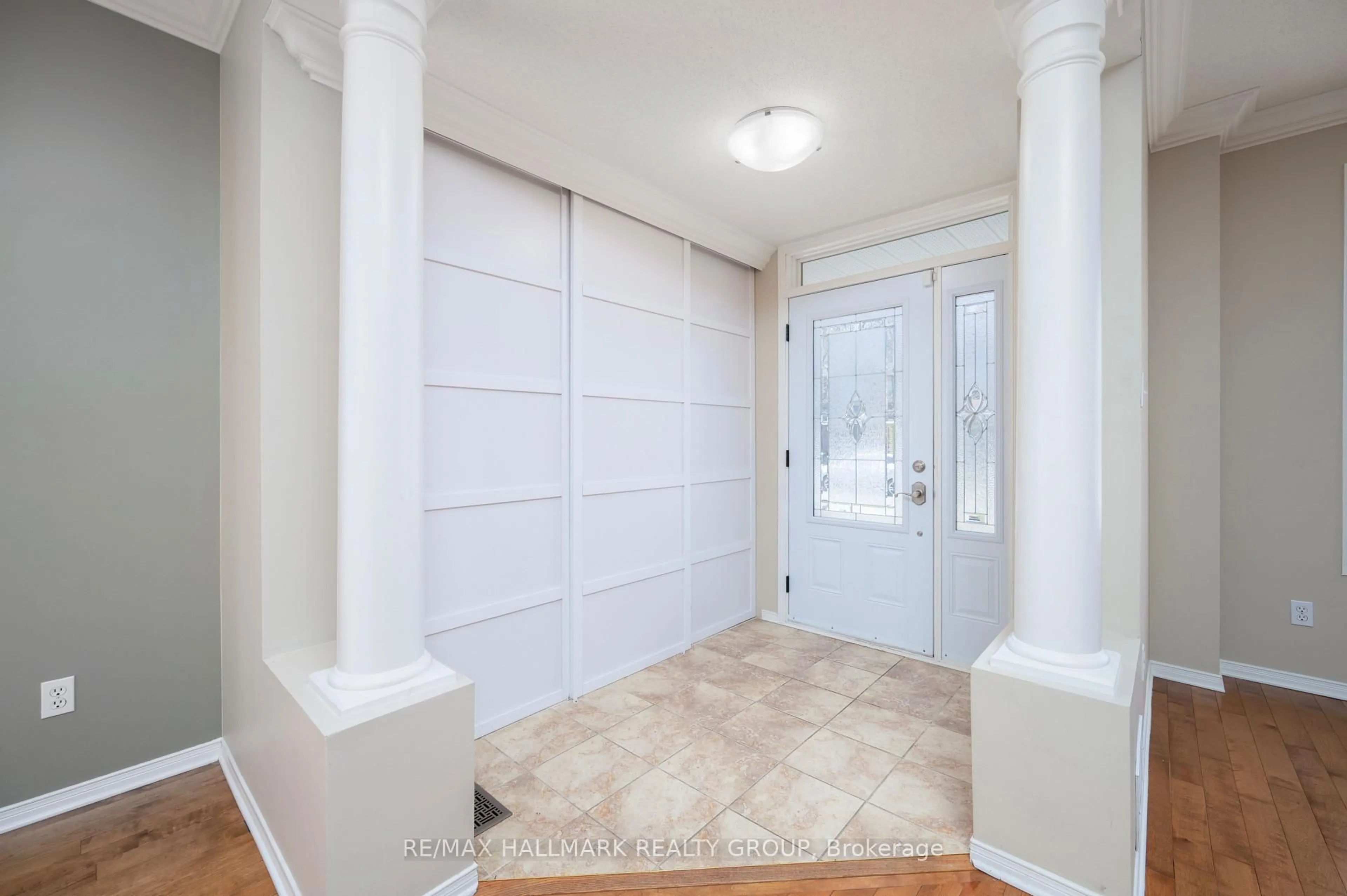 Indoor entryway for 2031 Silver Pines Cres, Ottawa Ontario K1W 1J9