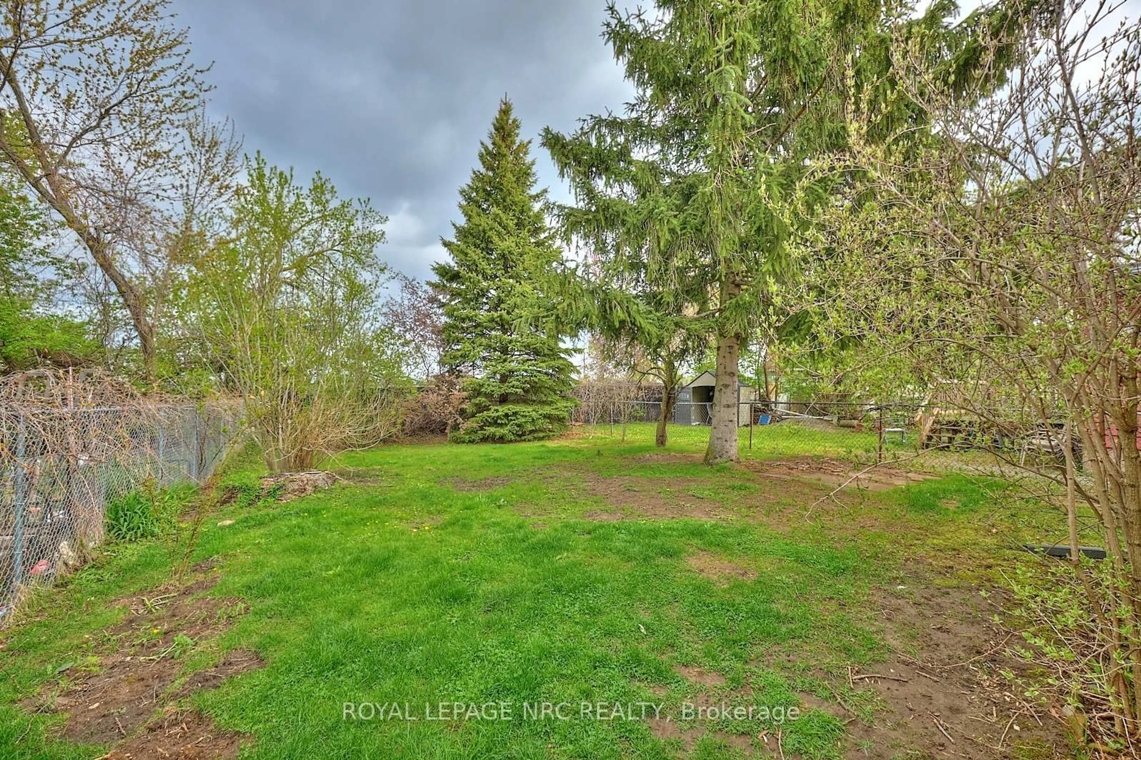 Patio, forest/trees view for 11 Beech St, St. Catharines Ontario L2R 2B6