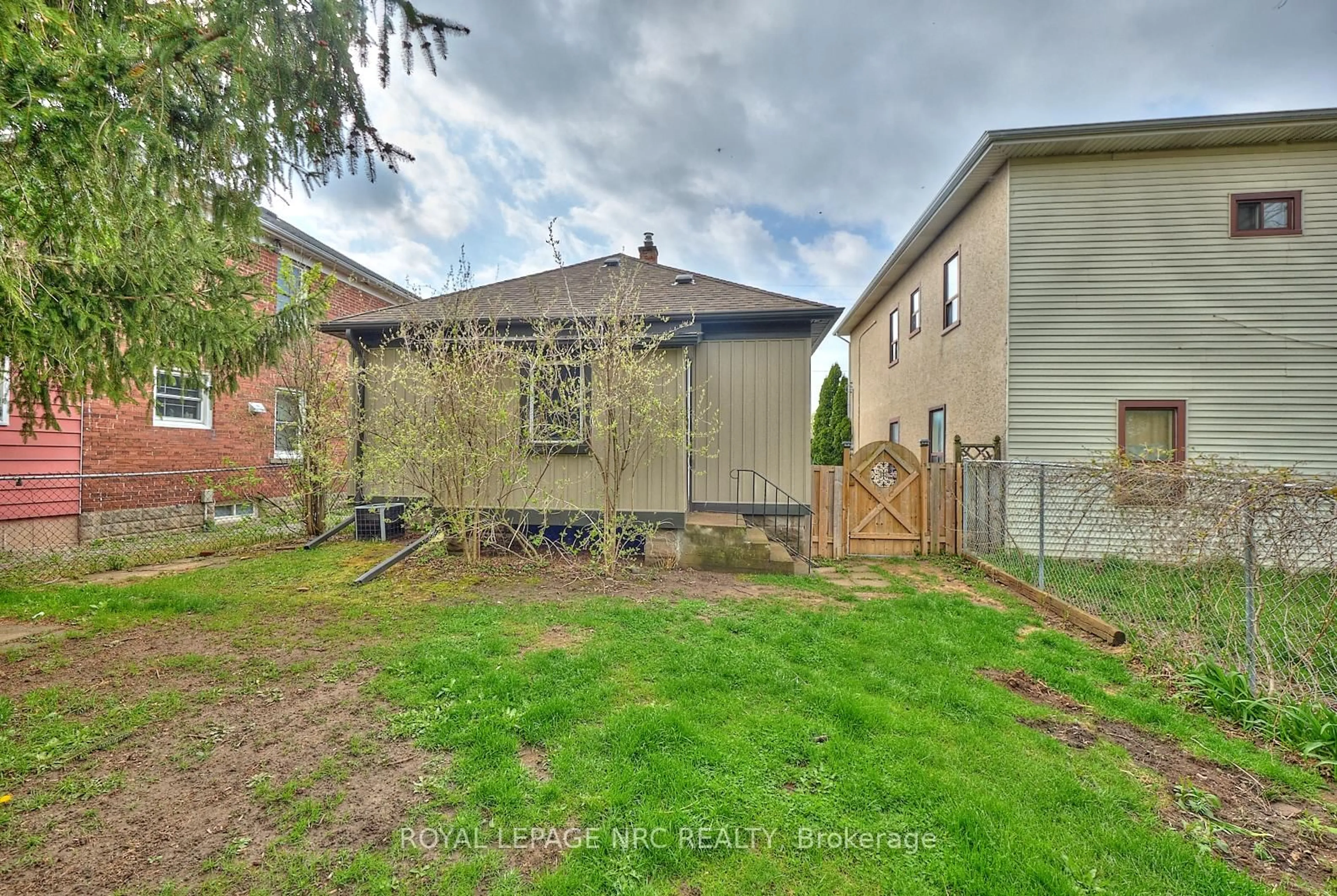 Unknown for 11 Beech St, St. Catharines Ontario L2R 2B6