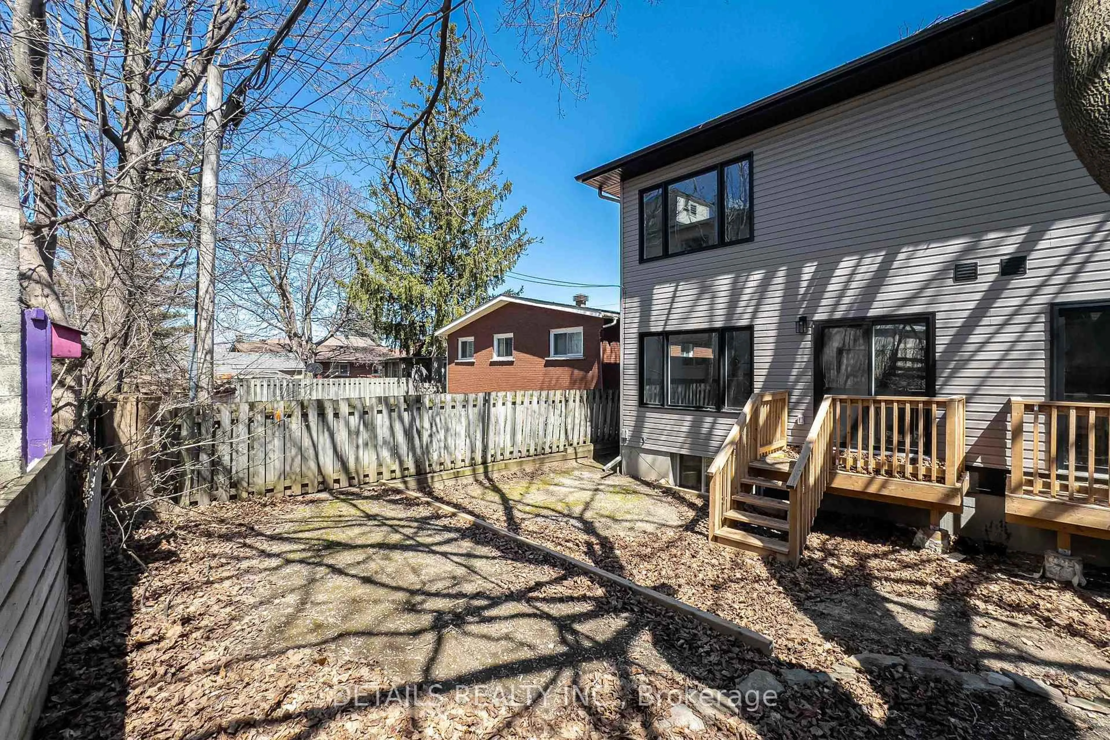Patio, street for 828 Maplewood Ave, Ottawa Ontario K2B 5V5
