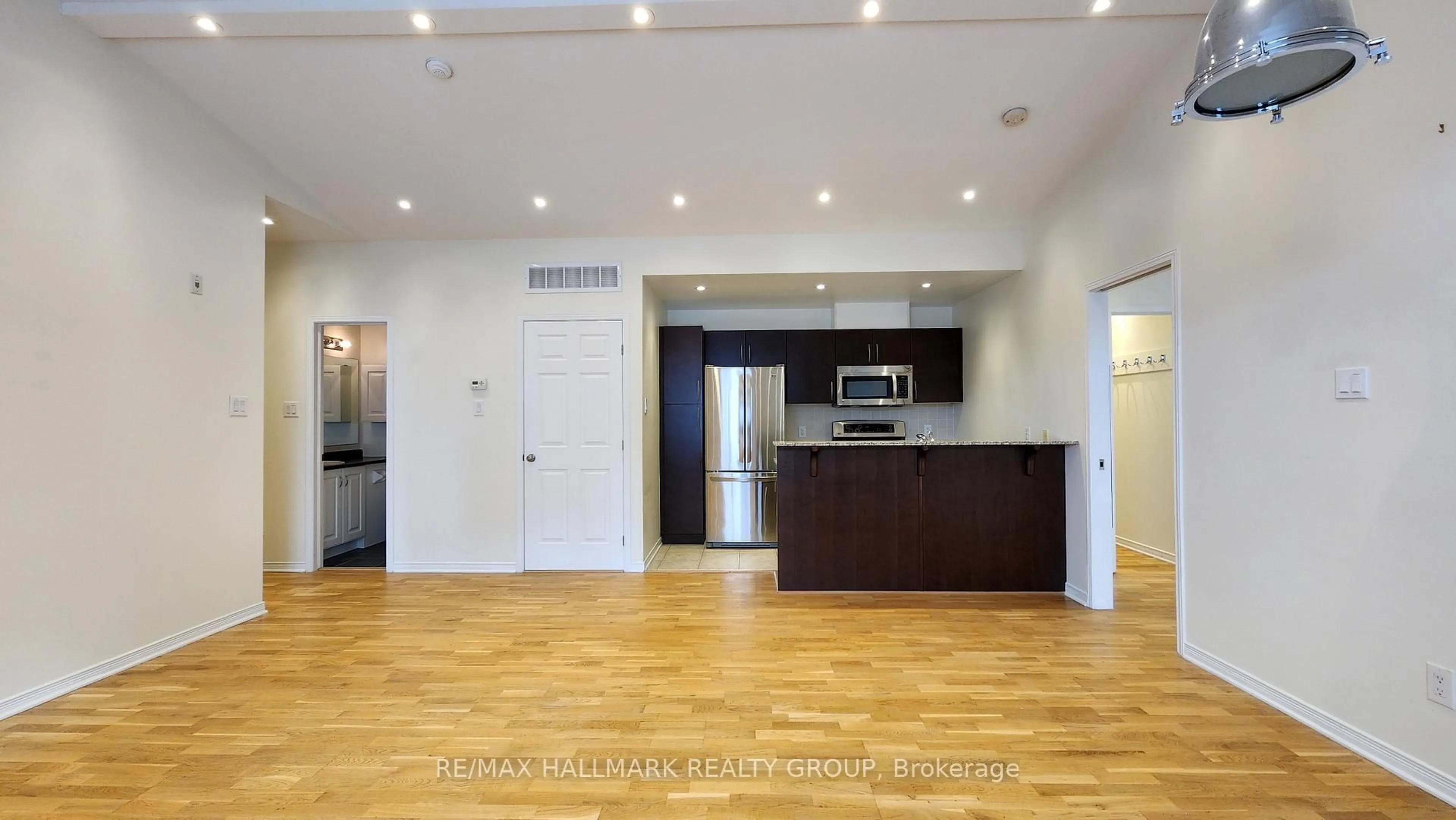 Open concept kitchen, wood/laminate floor for 270 MEILLEUR Pl #J, Ottawa Ontario K1L 0A3