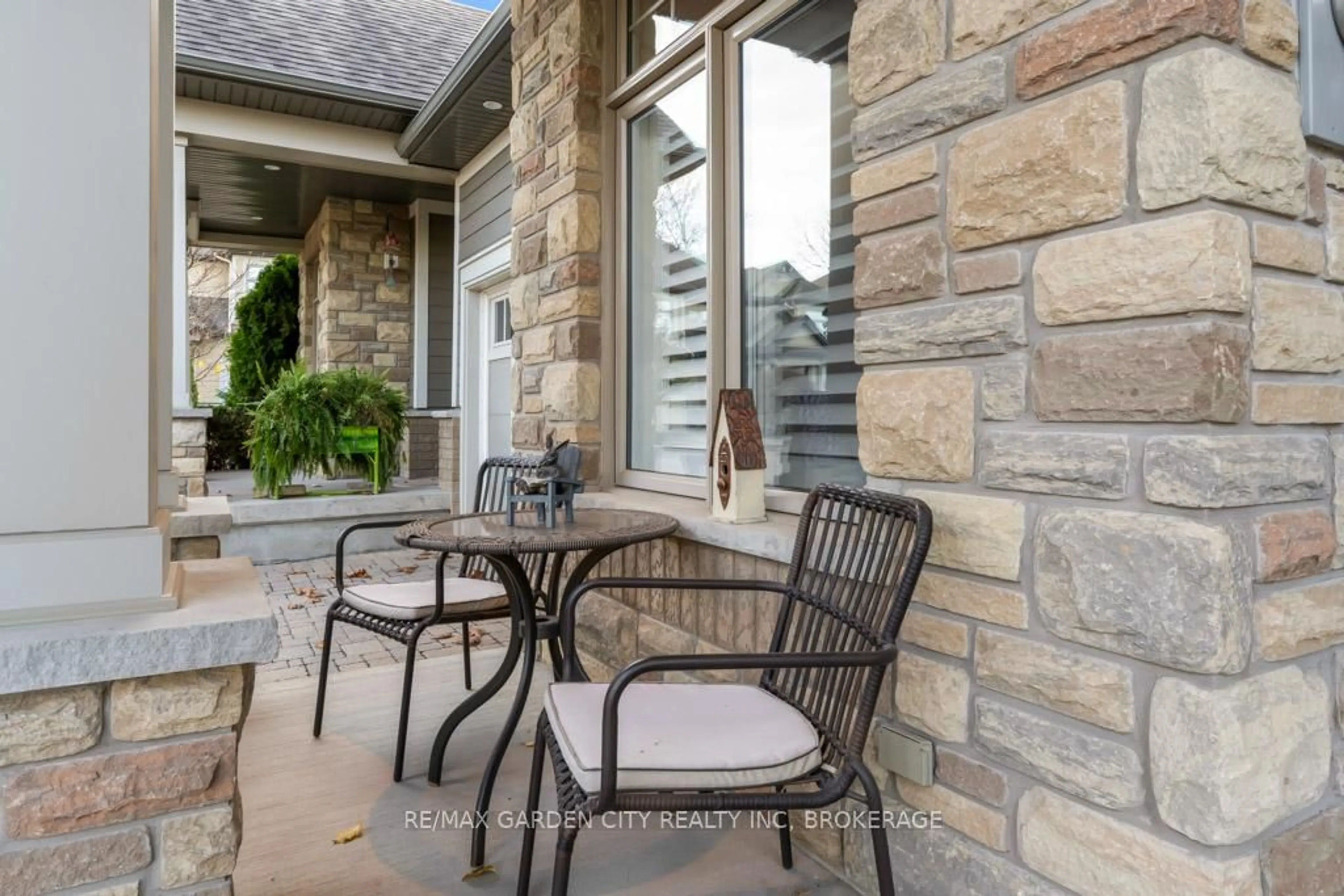 Patio, street for 2880 King St #20, Lincoln Ontario L0R 1S0