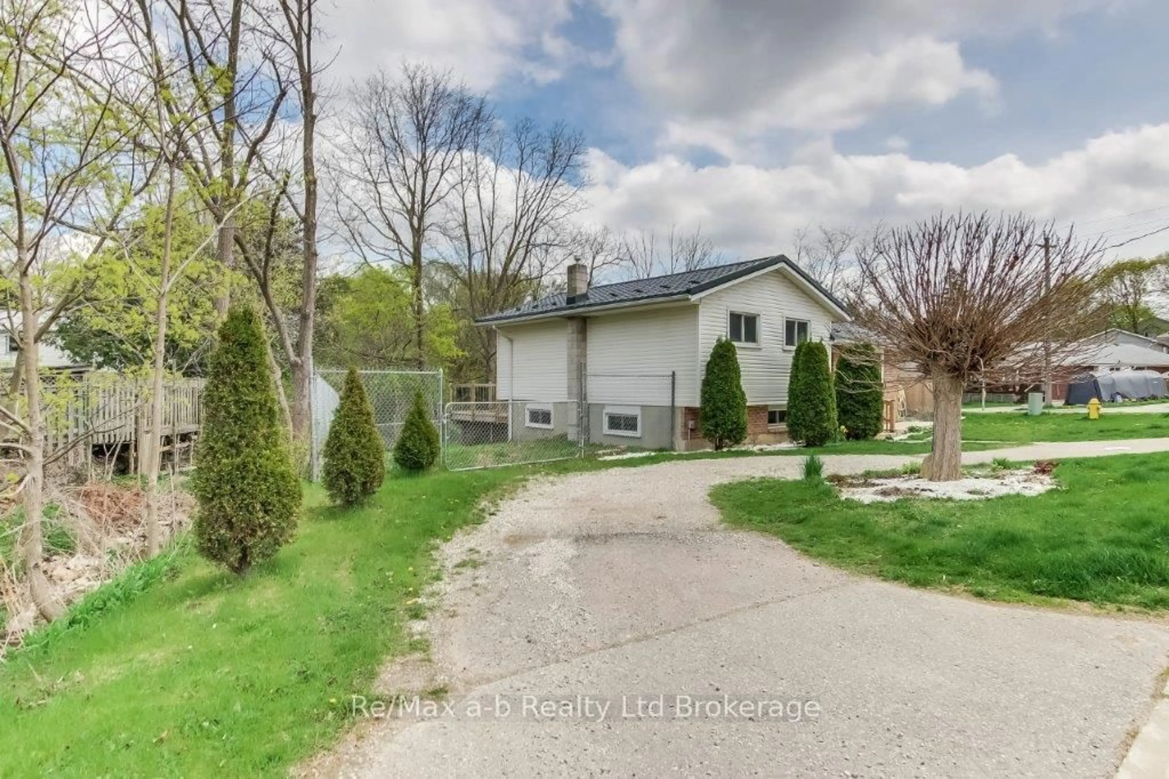 A pic from outside/outdoor area/front of a property/back of a property/a pic from drone, street for 190 Mckeand St, Ingersoll Ontario N5C 3V1