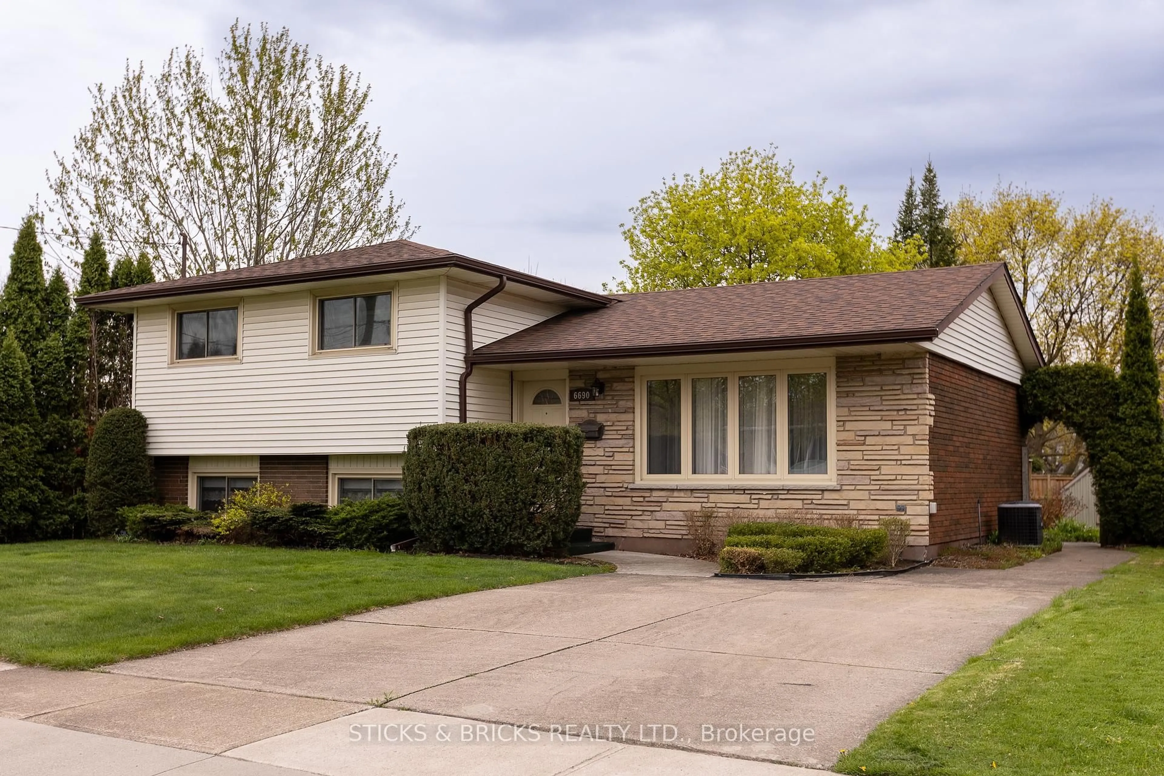 Home with vinyl exterior material, street for 6690 Margaret St, Niagara Falls Ontario L2G 2V3