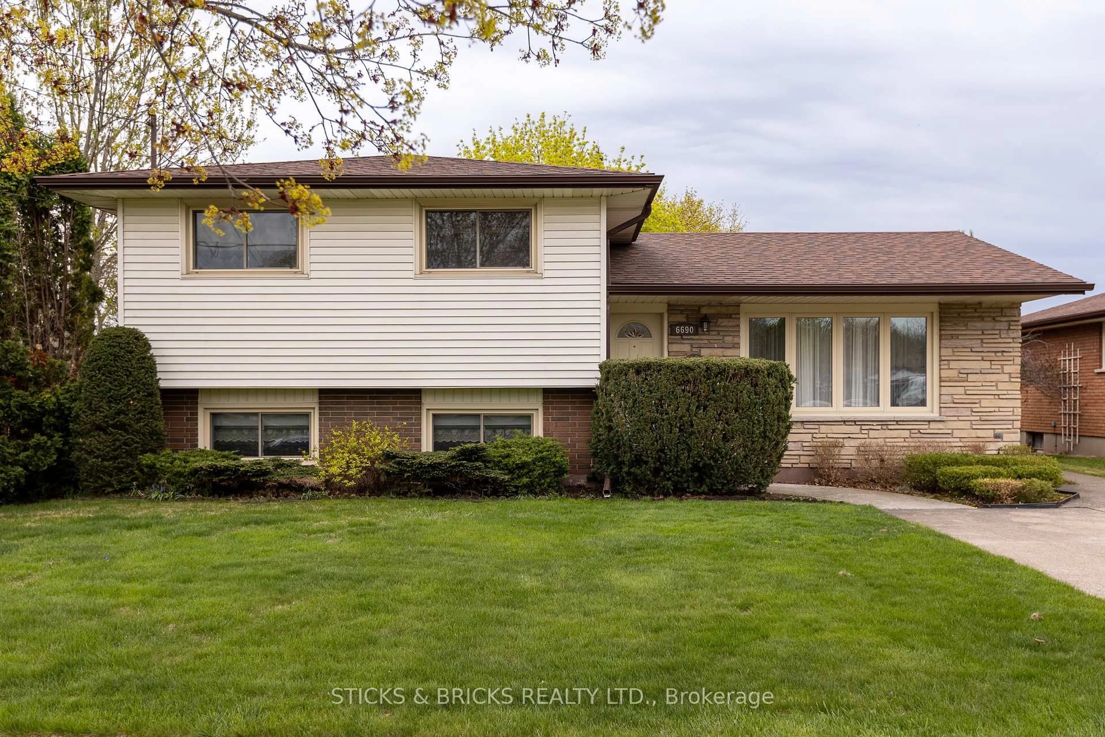 Home with vinyl exterior material, street for 6690 Margaret St, Niagara Falls Ontario L2G 2V3
