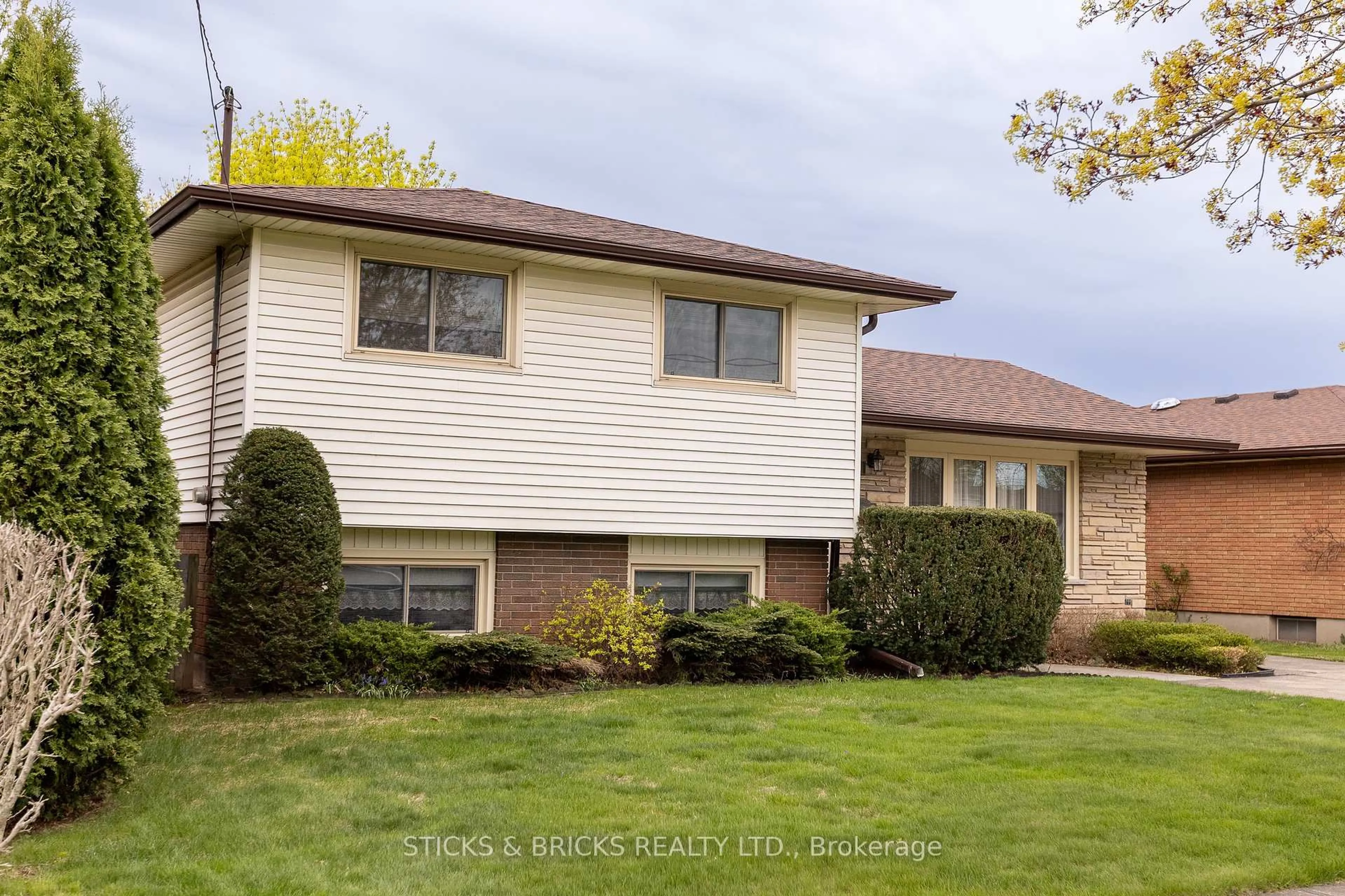 Home with brick exterior material, street for 6690 Margaret St, Niagara Falls Ontario L2G 2V3