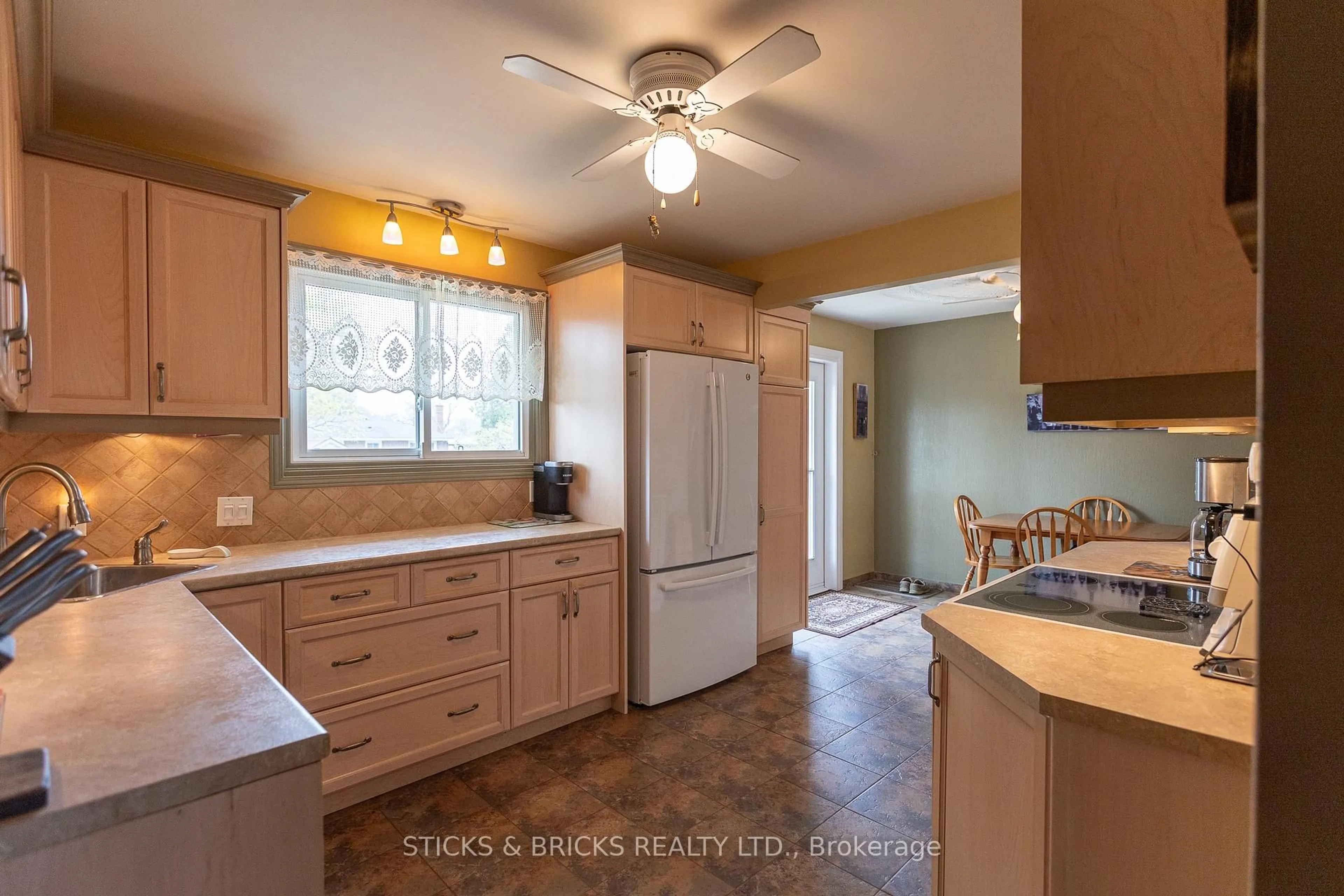 Standard kitchen, ceramic/tile floor for 6690 Margaret St, Niagara Falls Ontario L2G 2V3