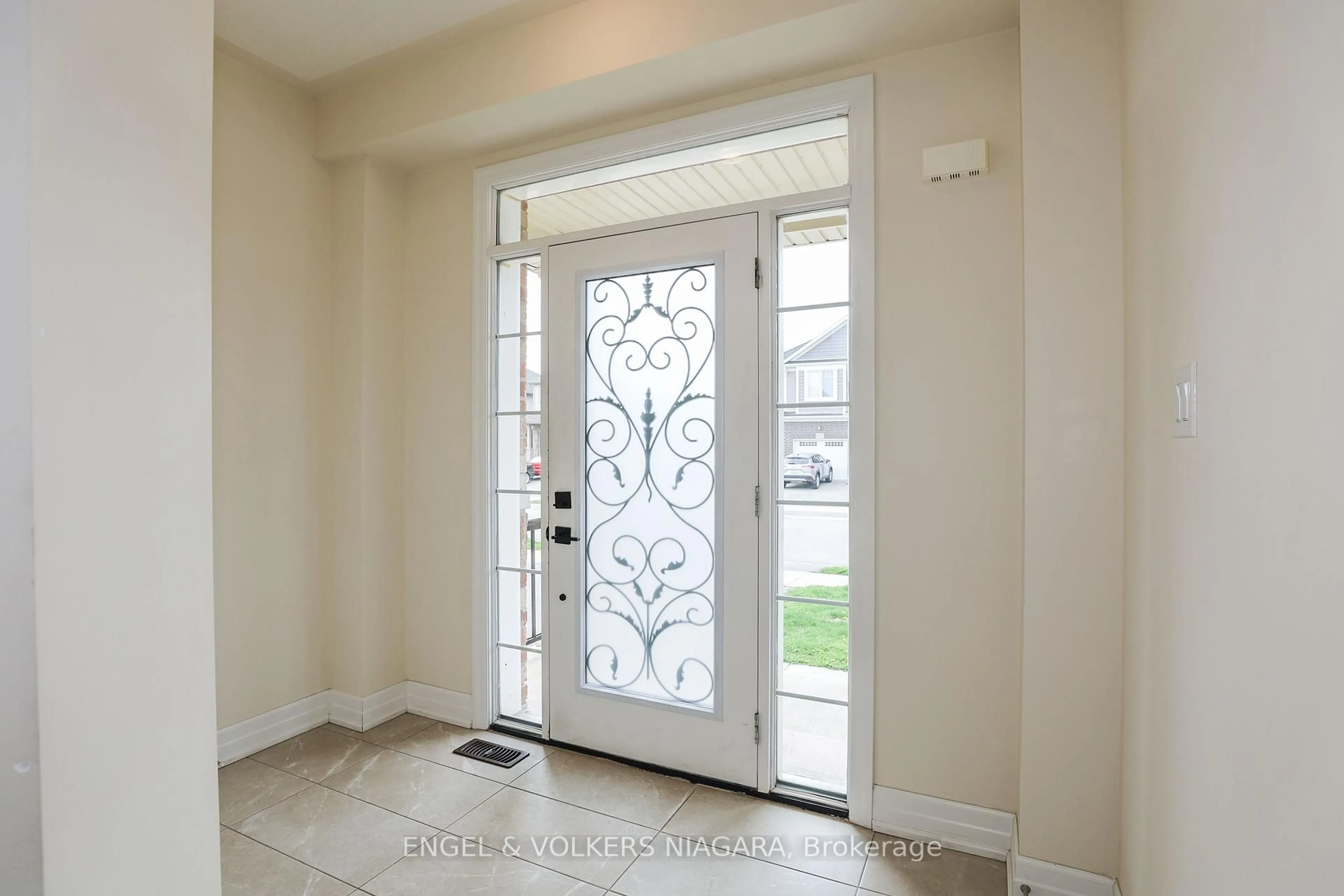 Indoor entryway for 9514 Tallgrass Ave, Niagara Falls Ontario L2G 0Y2