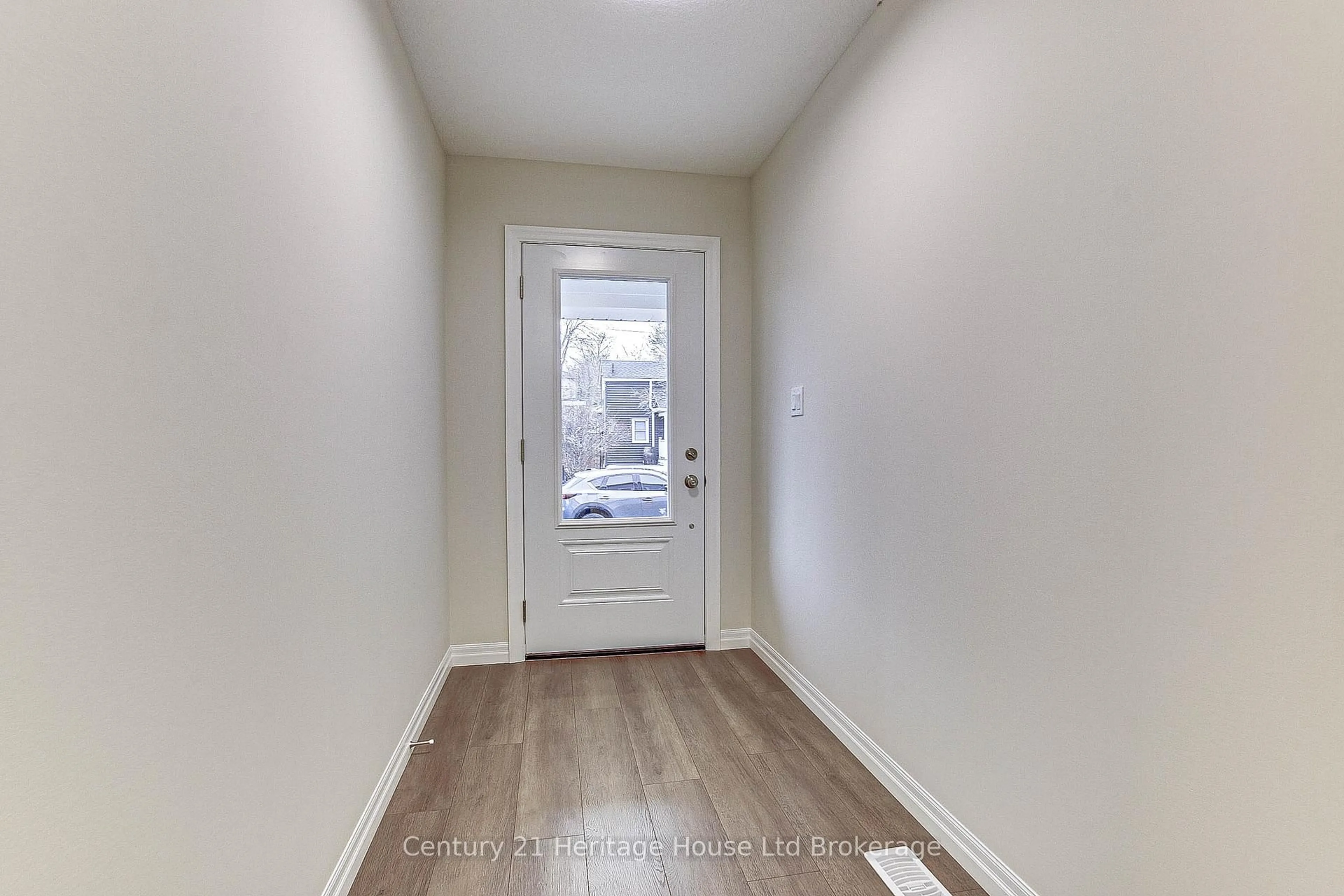 Indoor entryway for 844 WATER St, Woodstock Ontario N4S 1S7
