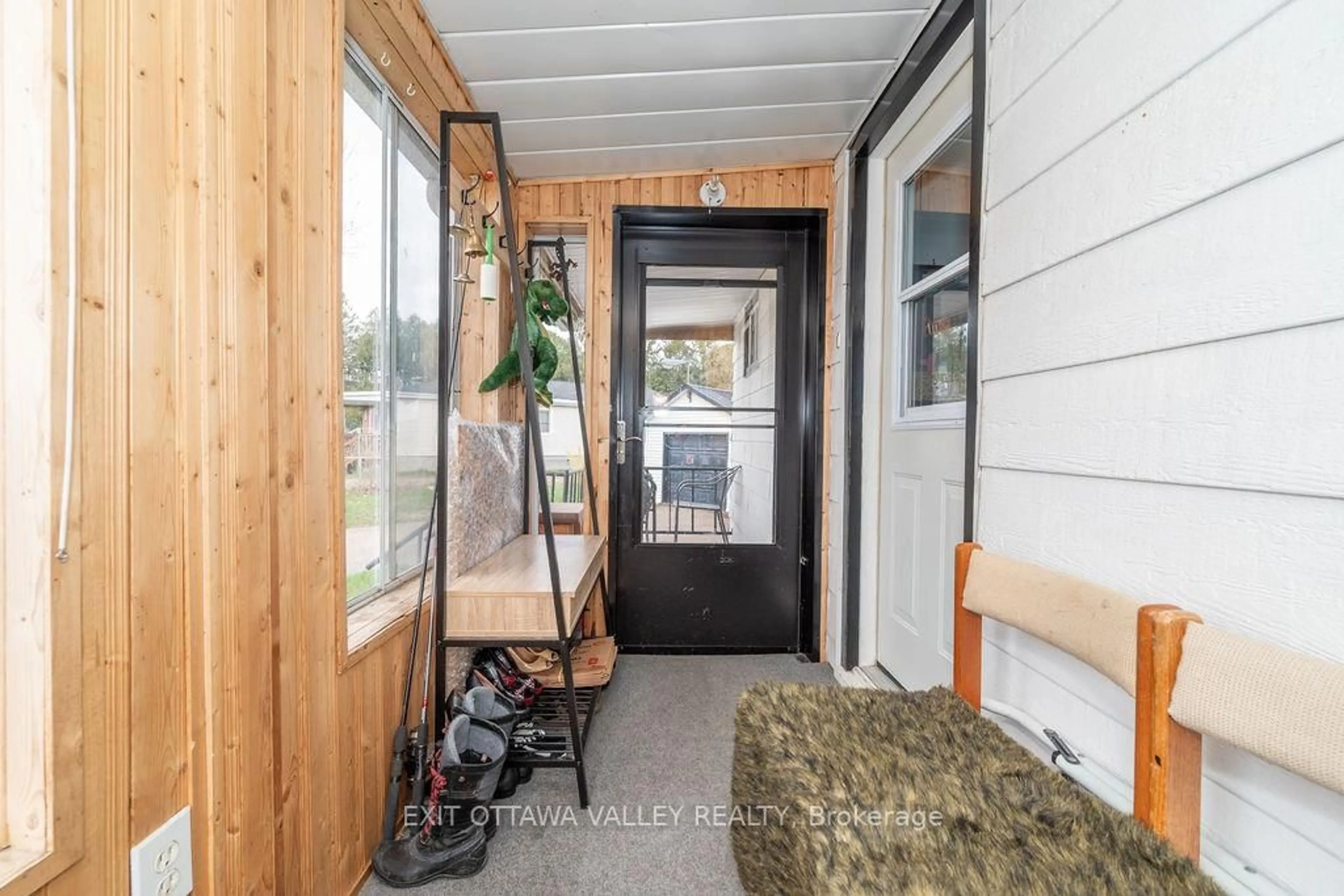 Indoor entryway for 224 Forced Rd, Pembroke Ontario K8A 5J4