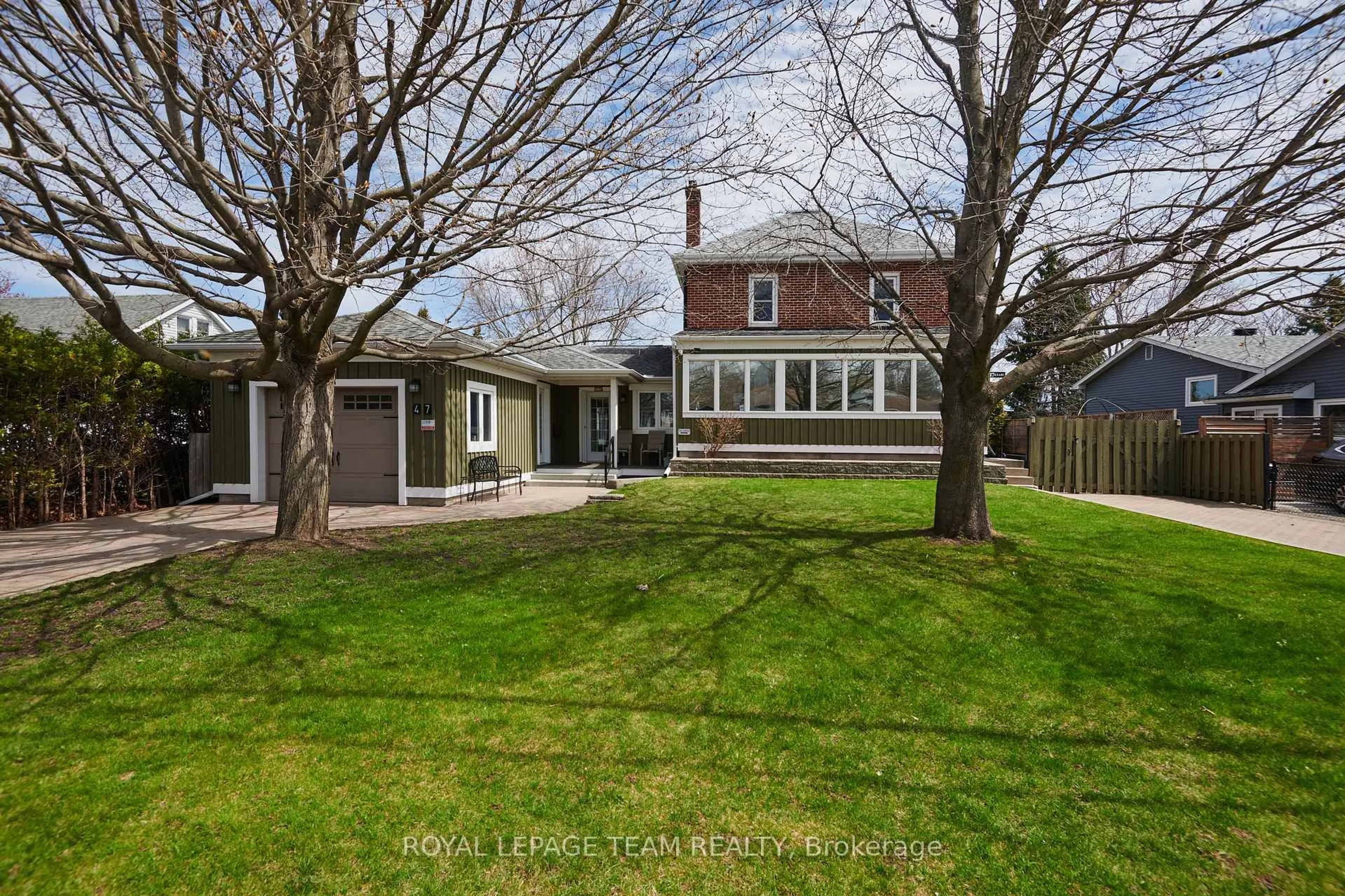 A pic from outside/outdoor area/front of a property/back of a property/a pic from drone, street for 47 Windsor Dr, Brockville Ontario K6V 3H7