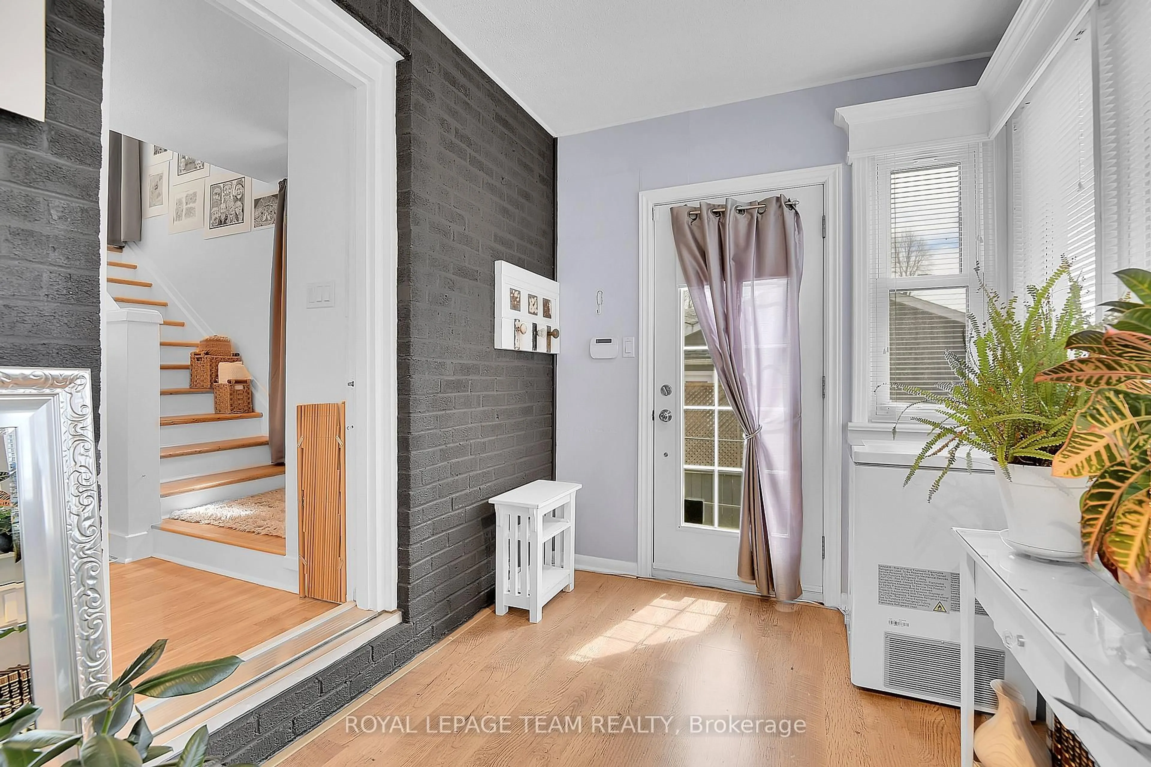 Indoor entryway for 47 Windsor Dr, Brockville Ontario K6V 3H7