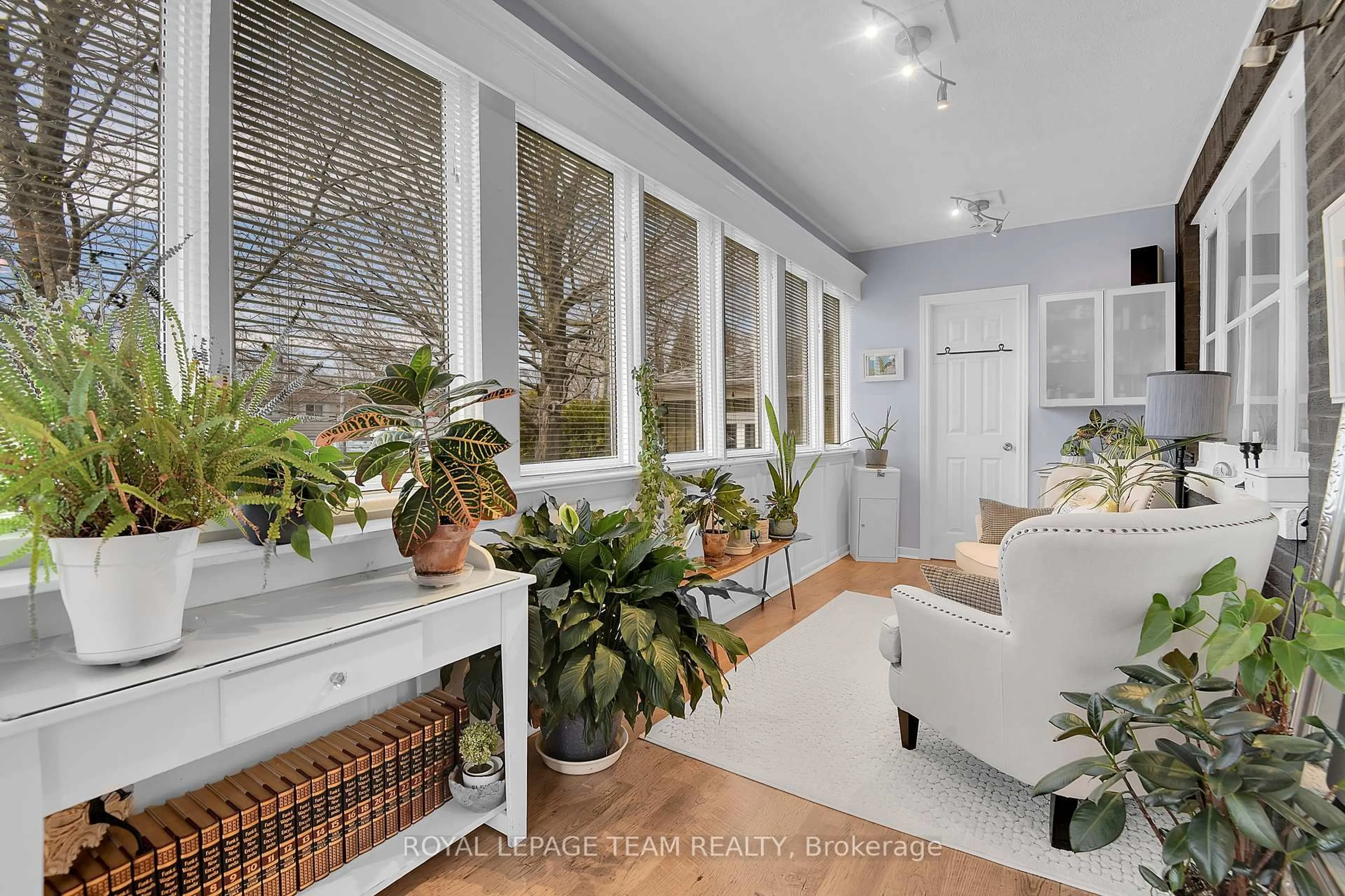 Indoor entryway for 47 Windsor Dr, Brockville Ontario K6V 3H7