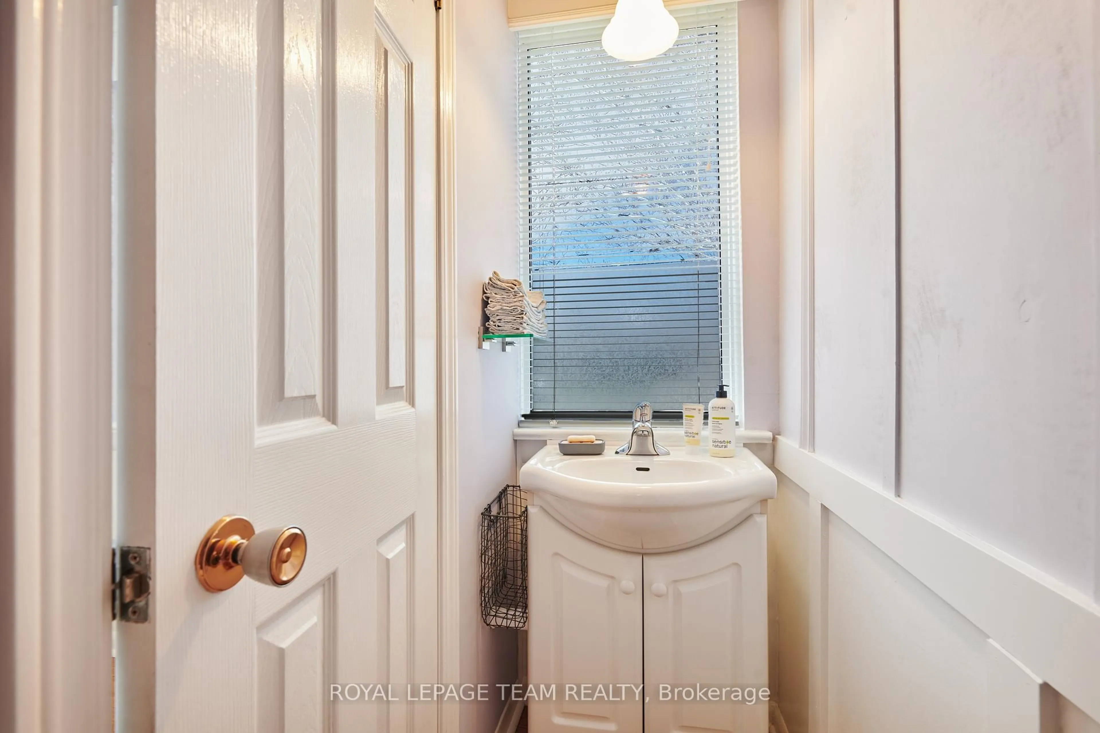 Standard bathroom, ceramic/tile floor for 47 Windsor Dr, Brockville Ontario K6V 3H7